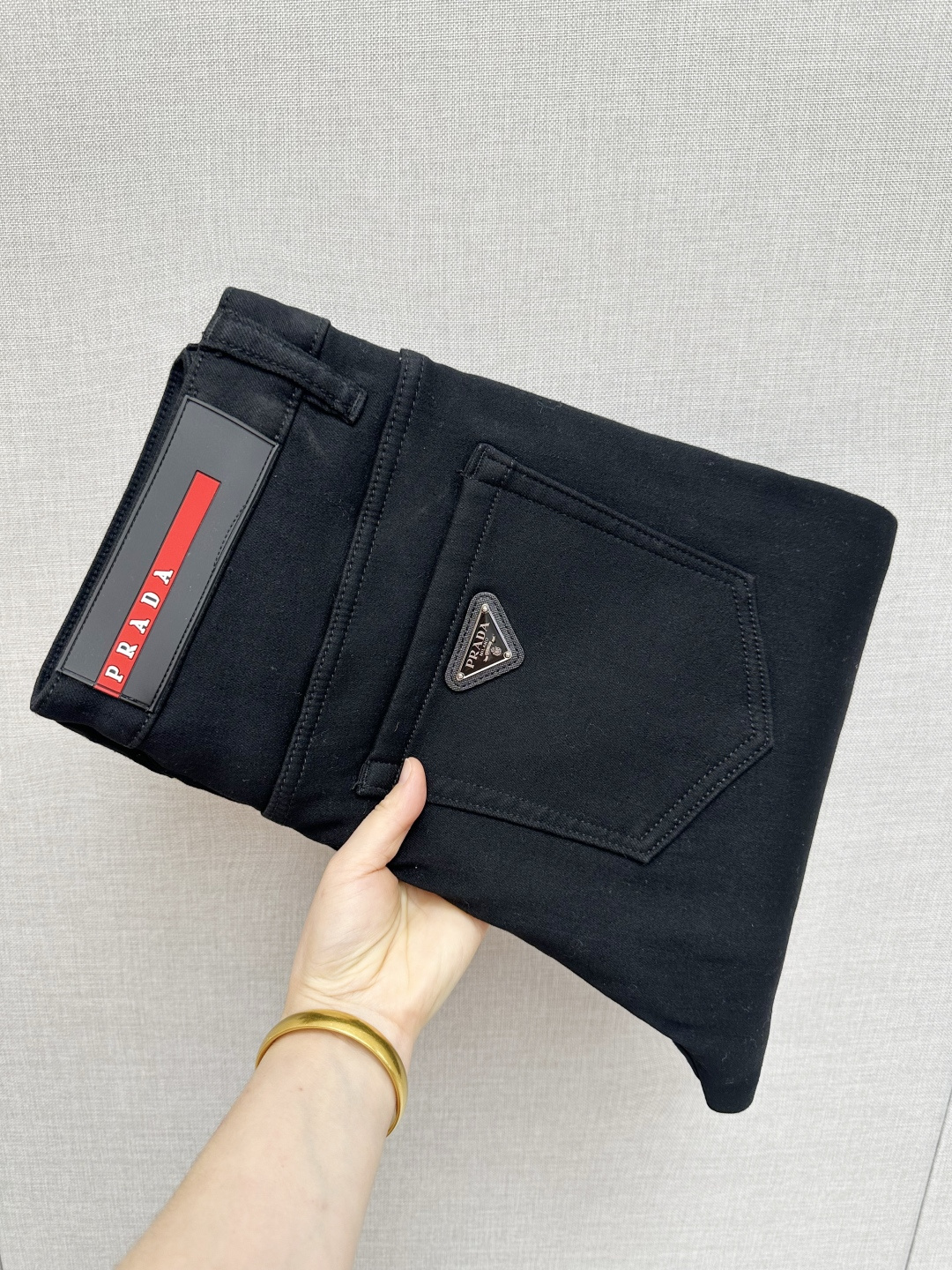 NO:682677,PRADA official website counters are available at the same time, original items, plus velvet style. A super stylish pair of jeans, customized original washed denim fabric, unique design, top-notch printing technology letter pattern logo, original hardware accessories decoration, an extremely outstanding pair of jeans, the materials and craftsmanship are extremely luxurious and exquisite, extremely high-grade, handsome and stylish upper body, recommended, code number 29-38,, prada, jeans,19860909PRADA 官网专柜同步有售,原单狠货,加绒款 超级有范儿的一款牛仔裤,定制原版水洗牛仔面料,独特设计,顶级印花工艺字母图案logo,原版五金辅料装饰,极为翘楚的一款牛仔裤,用料与工艺都极致奢华精湛,档次极高,上身帅气有型,推荐,码数29—38,,prada,jeans,,Men's clothing