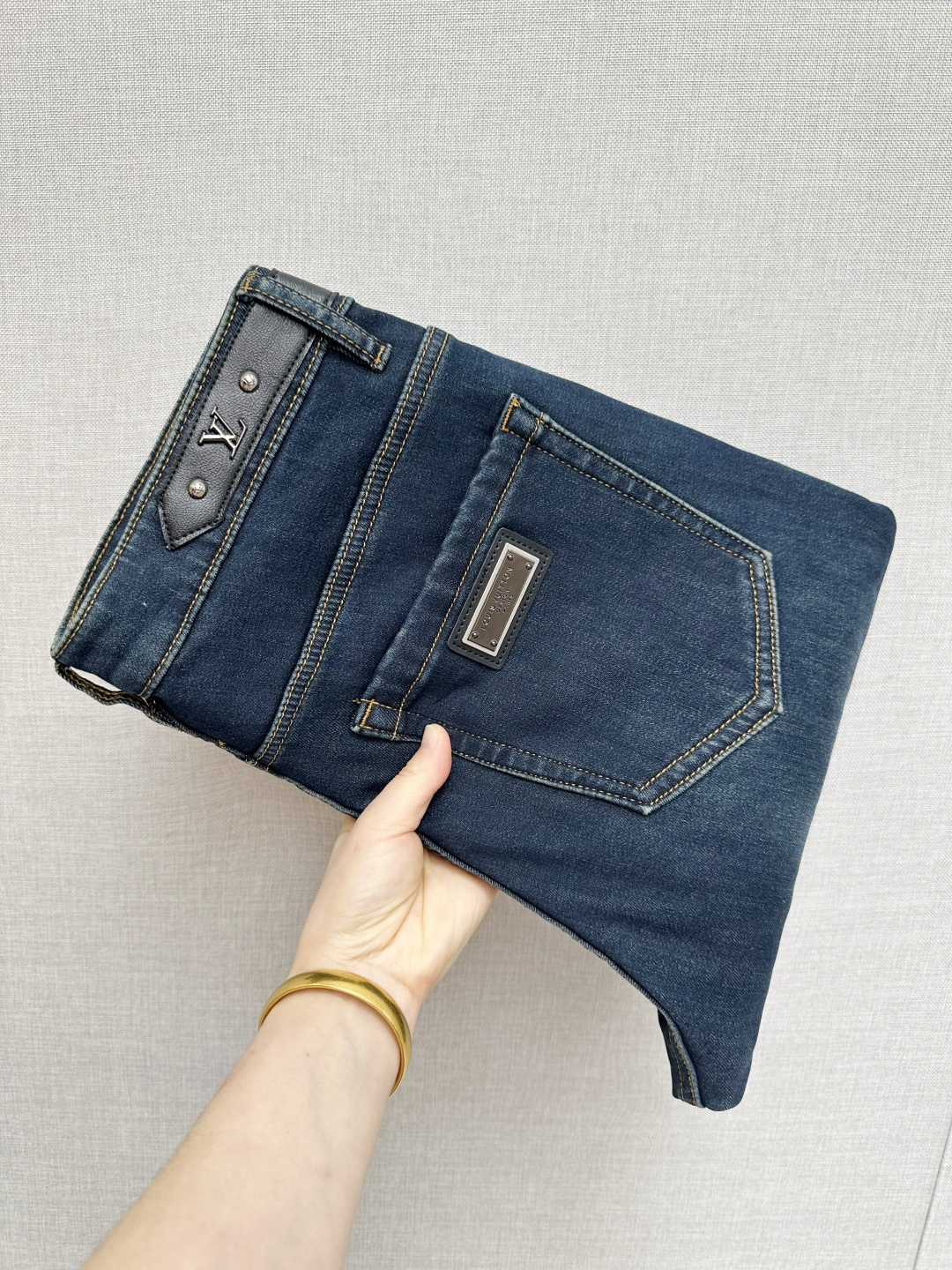 NO:682680,LV official website counters are available at the same time, original items, plus velvet style, super stylish jeans, customized original washed denim fabric, unique design, top-notch printing technology letter pattern logo, original hardware accessories decoration, extremely outstanding jeans, the materials and craftsmanship are extremely luxurious and exquisite, extremely high-grade, handsome and stylish upper body, recommended, code number 29-38,, Louis Vuitton, jeans,19860909LV 官网专柜同步有售,原单狠货,加绒款 超级有范儿的一款牛仔裤,定制原版水洗牛仔面料,独特设计,顶级印花工艺字母图案logo,原版五金辅料装饰,极为翘楚的一款牛仔裤,用料与工艺都极致奢华精湛,档次极高,上身帅气有型,推荐,码数29—38,,louis vuitton,jeans,,Men's clothing