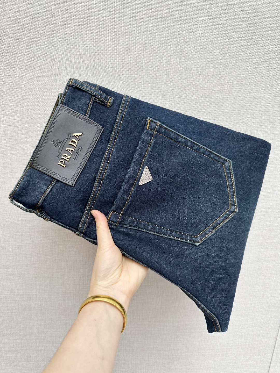 NO:682684,PRADA official website counters are available at the same time, original items, plus velvet style. A super stylish pair of jeans, customized original washed denim fabric, unique design, top-notch printing technology letter pattern logo, original hardware accessories decoration, an extremely outstanding pair of jeans, the materials and craftsmanship are extremely luxurious and exquisite, extremely high-grade, handsome and stylish upper body, recommended, code number 29-38,, prada, jeans,19860909PRADA 官网专柜同步有售,原单狠货,加绒款 超级有范儿的一款牛仔裤,定制原版水洗牛仔面料,独特设计,顶级印花工艺字母图案logo,原版五金辅料装饰,极为翘楚的一款牛仔裤,用料与工艺都极致奢华精湛,档次极高,上身帅气有型,推荐,码数29—38,,prada,jeans,,Men's clothing