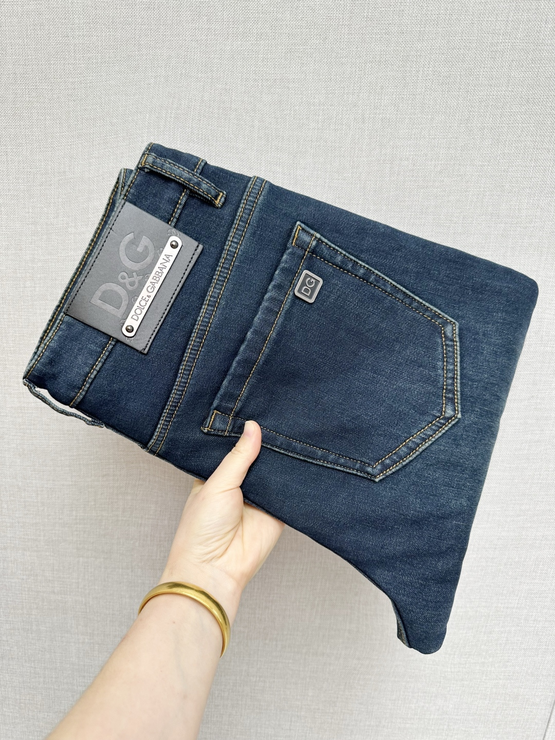 NO:682689,DG official website counters are available at the same time, original goods, plus velvet style. A super stylish pair of jeans, customized original washed denim fabric, unique design, top-notch printing technology letter pattern logo, original hardware accessories decoration, an extremely outstanding pair of jeans, the materials and craftsmanship are extremely luxurious and exquisite, extremely high-grade, handsome and stylish upper body, recommended, code number 29-38,,jeans,19860909DG 官网专柜同步有售,原单狠货,加绒款 超级有范儿的一款牛仔裤,定制原版水洗牛仔面料,独特设计,顶级印花工艺字母图案logo,原版五金辅料装饰,极为翘楚的一款牛仔裤,用料与工艺都极致奢华精湛,档次极高,上身帅气有型,推荐,码数29—38,,jeans,,Men's clothing