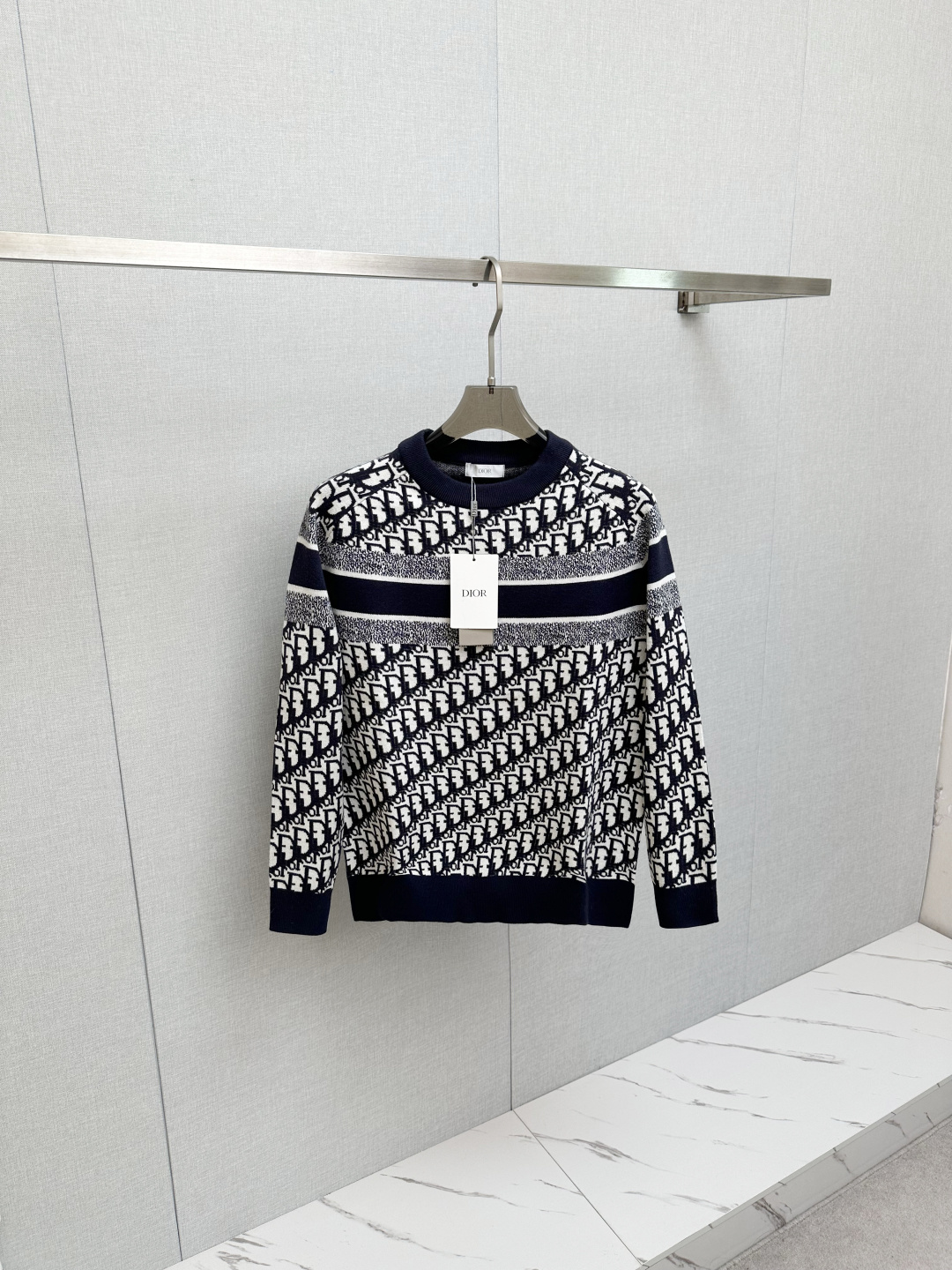 NO:682694,DIOR's 2025 autumn and winter new sweaters are soft to the touch. Logo pattern design, rare distribution through trading company channels, and simultaneous official website sales!  Autumn and winter series classic design!  This sweater is made of imported knitted sheep wool!  The soft and dense terry texture makes it breathable and comfortable to wear next to the skin. The color is beautiful, eye-catching and fashionable. The unique pattern will definitely make you stand out in the crowd!  Casual cut design!  The upper body effect is age-reducing and versatile, making it easy to wear in daily casual wear. Sizes M-3XL, dior, sweaters,19860909DIOR 2025秋冬新款毛衣手感柔软. logo图案设计,贸易公司渠道稀出,同步官网发售！秋冬系列经典设计！此款毛衣甄选客供进口针织绵羊毛材质！柔软绵密的毛圈肌理,贴身穿着透气亲肤舒适,色彩靓丽、吸睛时髦度爆棚,与众不同的图案绝对可以让你在人群中出彩万分！休闲版型裁剪设计！上身效果减龄又百搭,轻松Get起日常休闲穿搭.尺码M-3XL,,dior,sweaters,,Men's clothing