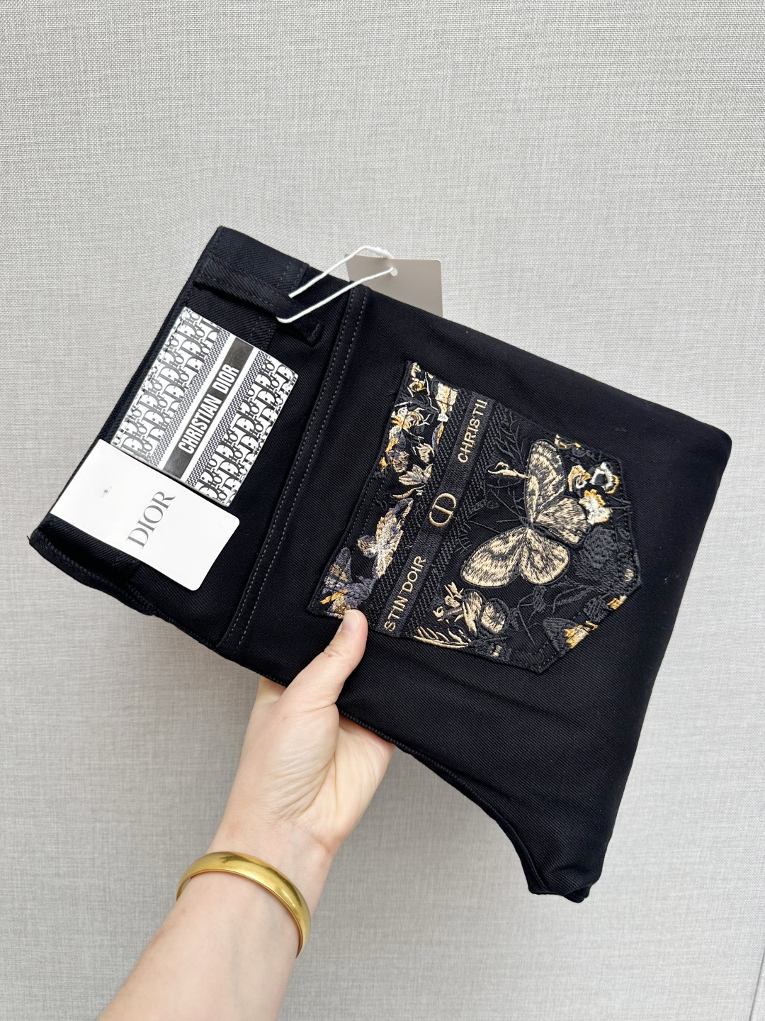 NO:685843,DIOR official website counters are available at the same time, the original order is very good, a super stylish pair of jeans, customized original washed denim fabric, unique design, top-notch printing technology letter pattern logo, original hardware accessories decoration, an extremely outstanding pair of jeans, the materials and craftsmanship are extremely luxurious and exquisite, extremely high-grade, handsome and stylish upper body, recommended, code number 29-38,, dior, jeans,19860909DIOR官网专柜同步有售,原单狠货,超级有范儿的一款牛仔裤,定制原版水洗牛仔面料,独特设计,顶级印花工艺字母图案logo,原版五金辅料装饰,极为翘楚的一款牛仔裤,用料与工艺都极致奢华精湛,档次极高,上身帅气有型,推荐,码数29—38,,dior,jeans,,Men's clothing