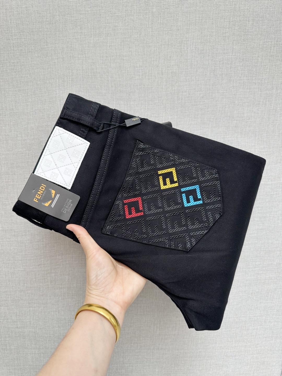 NO:685848,Available at the LV official website counter at the same time, original order, super stylish jeans, customized original washed denim fabric, unique design, top-notch printing technology letter pattern logo, original hardware accessories decoration, extremely outstanding jeans, the materials and craftsmanship are extremely luxurious and exquisite, extremely high grade, handsome and stylish upper body, recommended, size 29-38, louis vuitton, jeans,19860909LV 官网专柜同步有售,原单狠货,超级有范儿的一款牛仔裤,定制原版水洗牛仔面料,独特设计,顶级印花工艺字母图案logo,原版五金辅料装饰,极为翘楚的一款牛仔裤,用料与工艺都极致奢华精湛,档次极高,上身帅气有型,推荐,码数29—38,,louis vuitton,jeans,,Men's clothing