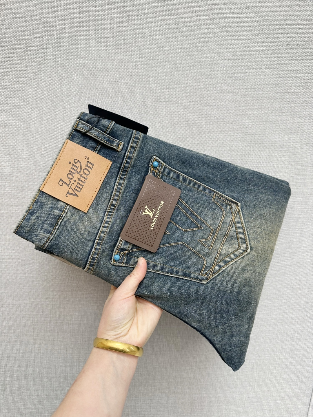 NO:685810,Available at the LV official website counter at the same time, original order, super stylish jeans, customized original washed denim fabric, unique design, top-notch printing technology letter pattern logo, original hardware accessories decoration, an extremely outstanding pair of jeans, the materials and craftsmanship are extremely luxurious and exquisite, extremely high grade, handsome and stylish upper body, recommended, size 29-40, louis vuitton, jeans,19860909LV 官网专柜同步有售,原单狠货,超级有范儿的一款牛仔裤,定制原版水洗牛仔面料,独特设计,顶级印花工艺字母图案logo,原版五金辅料装饰,极为翘楚的一款牛仔裤,用料与工艺都极致奢华精湛,档次极高,上身帅气有型,推荐,码数29—40,,louis vuitton,jeans,,Men's clothing