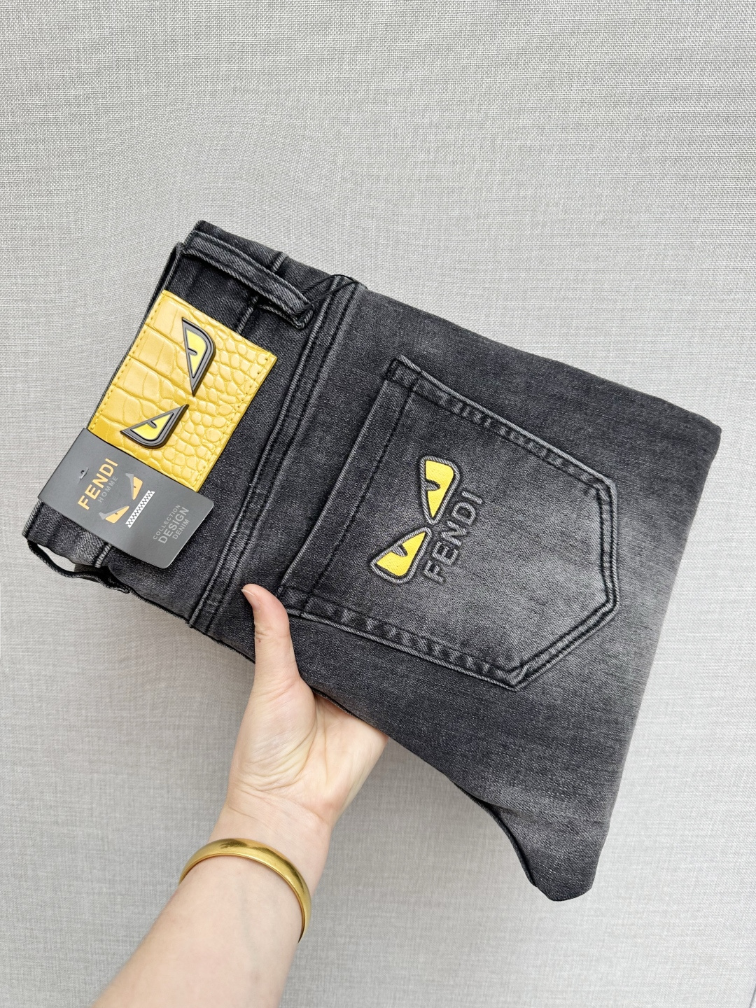 NO:685853,Available at the FD official website counter at the same time, original order, super stylish jeans, customized original washed denim fabric, unique design, top-notch printing technology letter pattern logo, original hardware accessories decoration, an extremely outstanding pair of jeans, the materials and craftsmanship are extremely luxurious and exquisite, extremely high-grade, handsome and stylish upper body, recommended, code number 29-40,,jeans,19860909FD 官网专柜同步有售,原单狠货,超级有范儿的一款牛仔裤,定制原版水洗牛仔面料,独特设计,顶级印花工艺字母图案logo,原版五金辅料装饰,极为翘楚的一款牛仔裤,用料与工艺都极致奢华精湛,档次极高,上身帅气有型,推荐,码数29—40,,jeans,,Men's clothing