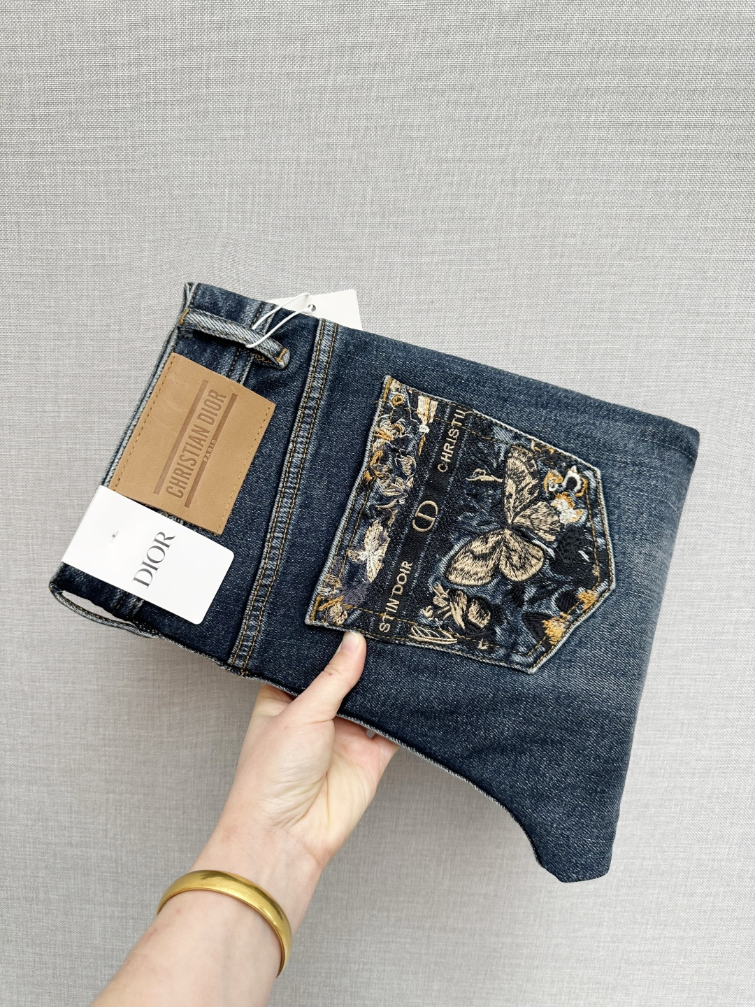 NO:685820,DIOR official website counters are available at the same time, original goods, super stylish jeans, customized original washed denim fabric, unique design, top-notch printing technology letter pattern logo, original hardware accessories decoration, an extremely outstanding pair of jeans, the materials and craftsmanship are extremely luxurious and exquisite, extremely high-grade, handsome and stylish upper body, recommended, code number 29-38,, dior, jeans,19860909DIOR 官网专柜同步有售,原单狠货,超级有范儿的一款牛仔裤,定制原版水洗牛仔面料,独特设计,顶级印花工艺字母图案logo,原版五金辅料装饰,极为翘楚的一款牛仔裤,用料与工艺都极致奢华精湛,档次极高,上身帅气有型,推荐,码数29—38,,dior,jeans,,Men's clothing