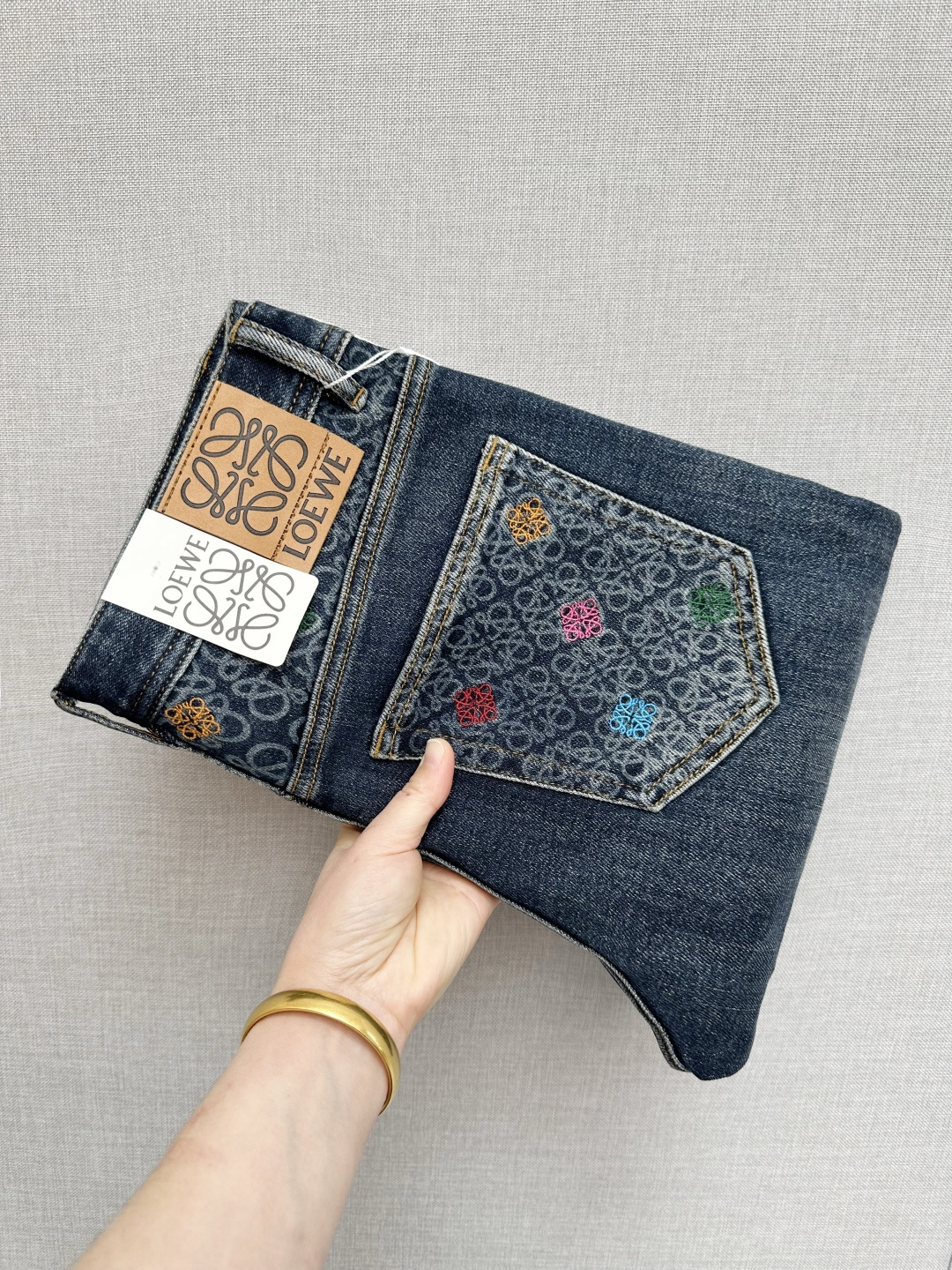 NO:685816,Luo Yiwei's official website counters are available at the same time, the original order is very good, a super stylish pair of jeans, customized original washed denim fabric, unique design, top-notch printing technology letter pattern logo, original hardware accessories decoration, an extremely outstanding pair of jeans, the materials and craftsmanship are extremely luxurious and exquisite, extremely high-grade, handsome and stylish upper body, recommended, code number 29-38,,loewe,jeans,19860909罗意为 官网专柜同步有售,原单狠货,超级有范儿的一款牛仔裤,定制原版水洗牛仔面料,独特设计,顶级印花工艺字母图案logo,原版五金辅料装饰,极为翘楚的一款牛仔裤,用料与工艺都极致奢华精湛,档次极高,上身帅气有型,推荐,码数29—38,,loewe,jeans,,Men's clothing