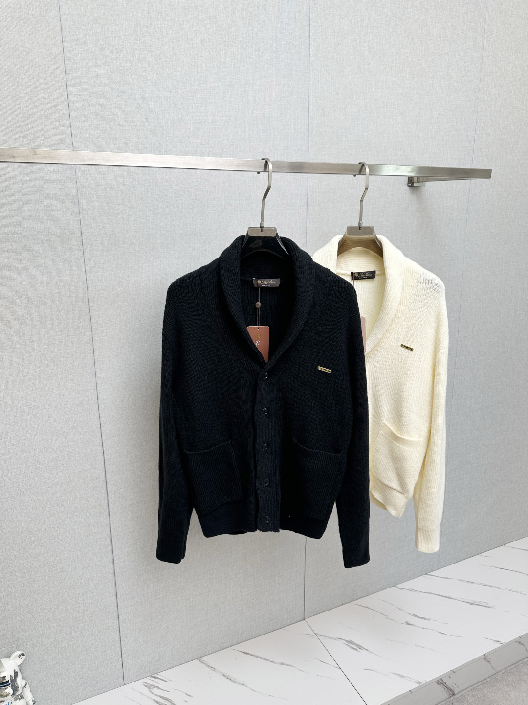 NO:685849,LP counter synchronizes new winter sheep wool sweaters, selected from imported sheep wool materials supplied by customers!  The fabric feels thick and has a soft and dense terry texture. It is warm and comfortable to wear close to the skin. The colors are beautiful, eye-catching and fashionable. The unique patterns will definitely make you stand out in the crowd!  Casual cut design!  The upper body effect is age-reducing and versatile. Sizes M-3XL, loro piana, sweaters,19860909LP 专柜同步 冬季新款绵羊毛毛衣,甄选客供进口绵羊毛材质！面料手感偏厚实,柔软绵密的毛圈肌理,贴身穿着保暖亲肤舒适,色彩靓丽、吸睛时髦度爆棚,与众不同的图案绝对可以让你在人群中出彩万分！休闲版型裁剪设计！上身效果减龄又百搭.尺码M-3XL,,loro piana,sweaters,,Men's clothing