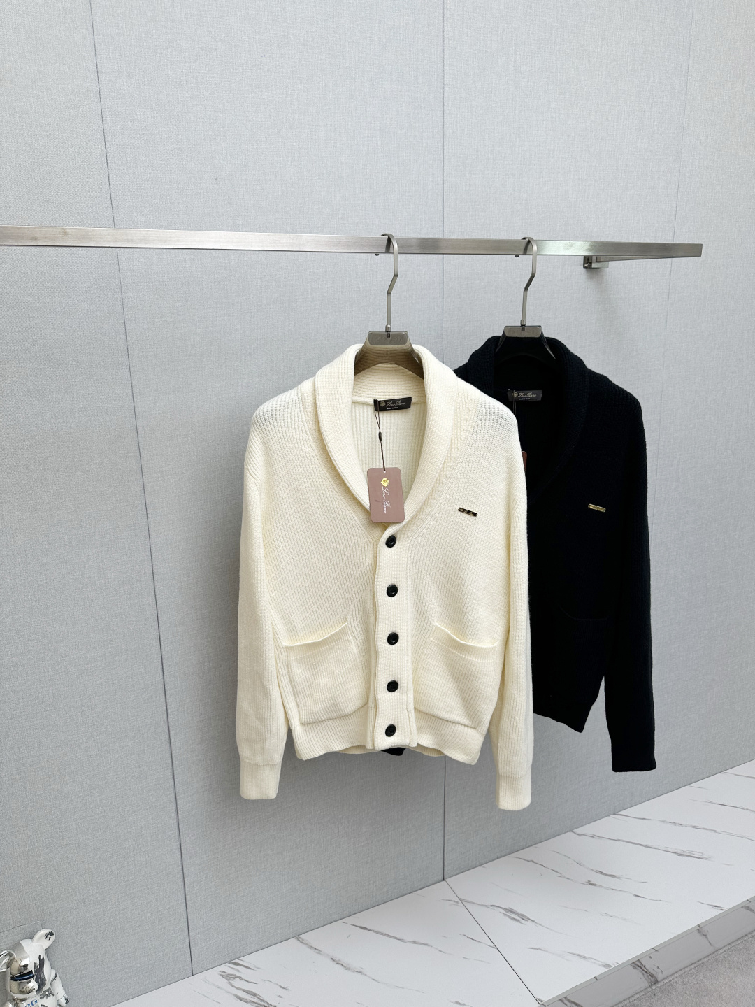 NO:703752,LP counter synchronizes new winter sheep wool sweaters, selected from imported sheep wool materials supplied by customers!  The fabric feels thick and has a soft and dense terry texture. It is warm and comfortable to wear close to the skin. The colors are beautiful, eye-catching and fashionable. The unique patterns will definitely make you stand out in the crowd!  Casual cut design!  The upper body effect is age-reducing and versatile. Sizes M-3XL, loro piana, sweaters,19860909LP 专柜同步 冬季新款绵羊毛毛衣,甄选客供进口绵羊毛材质！面料手感偏厚实,柔软绵密的毛圈肌理,贴身穿着保暖亲肤舒适,色彩靓丽、吸睛时髦度爆棚,与众不同的图案绝对可以让你在人群中出彩万分！休闲版型裁剪设计！上身效果减龄又百搭.尺码M-3XL,,loro piana,sweaters,,Men's clothing