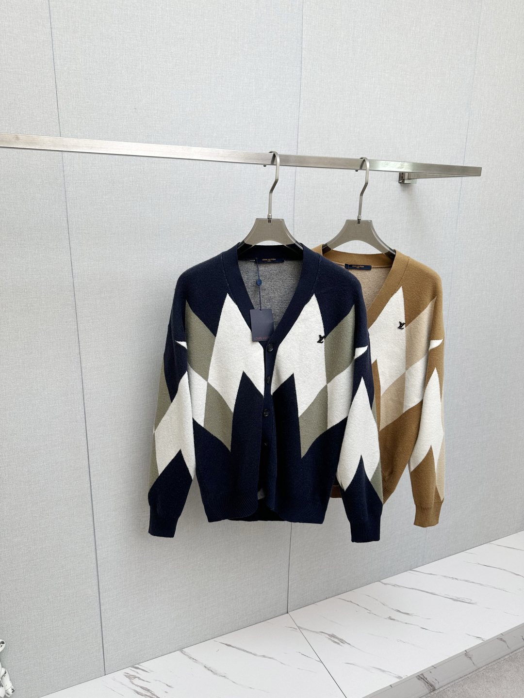 NO:685844,LV counters synchronize new winter sheep wool sweaters, selected from imported sheep wool materials supplied by customers!  The fabric feels thick and has a soft and dense terry texture. It is warm and comfortable to wear close to the skin. The colors are beautiful, eye-catching and fashionable. The unique patterns will definitely make you stand out in the crowd!  Casual cut design!  The upper body effect is age-reducing and versatile. Sizes M-3XL, Louis Vuitton, sweaters,19860909LV 专柜同步 冬季新款绵羊毛毛衣,甄选客供进口绵羊毛材质！面料手感偏厚实,柔软绵密的毛圈肌理,贴身穿着保暖亲肤舒适,色彩靓丽、吸睛时髦度爆棚,与众不同的图案绝对可以让你在人群中出彩万分！休闲版型裁剪设计！上身效果减龄又百搭.尺码M-3XL,,louis vuitton,sweaters,,Men's clothing