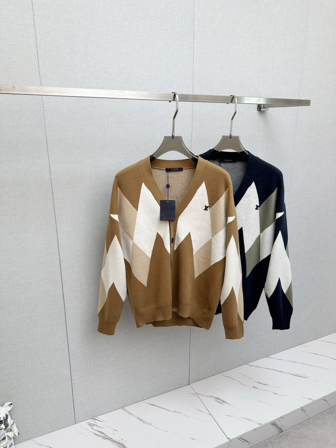 NO:703753,LV counters synchronize new winter sheep wool sweaters, selected from imported sheep wool materials supplied by customers!  The fabric feels thick and has a soft and dense terry texture. It is warm and comfortable to wear close to the skin. The colors are beautiful, eye-catching and fashionable. The unique patterns will definitely make you stand out in the crowd!  Casual cut design!  The upper body effect is age-reducing and versatile. Sizes M-3XL, Louis Vuitton, sweaters,19860909LV 专柜同步 冬季新款绵羊毛毛衣,甄选客供进口绵羊毛材质！面料手感偏厚实,柔软绵密的毛圈肌理,贴身穿着保暖亲肤舒适,色彩靓丽、吸睛时髦度爆棚,与众不同的图案绝对可以让你在人群中出彩万分！休闲版型裁剪设计！上身效果减龄又百搭.尺码M-3XL,,louis vuitton,sweaters,,Men's clothing