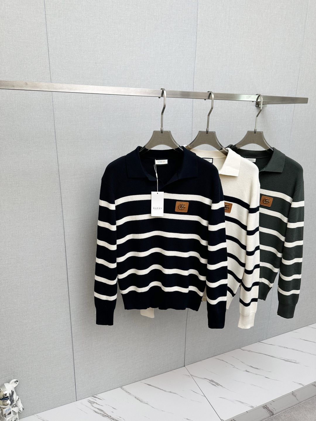 NO:685840,GUCCI counters synchronize new winter sheep wool sweaters, selected imported sheep wool materials supplied by customers!  The fabric feels thick and has a soft and dense terry texture. It is warm and comfortable to wear close to the skin. The colors are beautiful, eye-catching and fashionable. The unique patterns will definitely make you stand out in the crowd!  Casual cut design!  The upper body effect is age-reducing and versatile. Sizes M-3XL, gucci, sweaters,19860909GUCCI 专柜同步 冬季新款绵羊毛毛衣,甄选客供进口绵羊毛材质！面料手感偏厚实,柔软绵密的毛圈肌理,贴身穿着保暖亲肤舒适,色彩靓丽、吸睛时髦度爆棚,与众不同的图案绝对可以让你在人群中出彩万分！休闲版型裁剪设计！上身效果减龄又百搭.尺码M-3XL,,gucci,sweaters,,Men's clothing