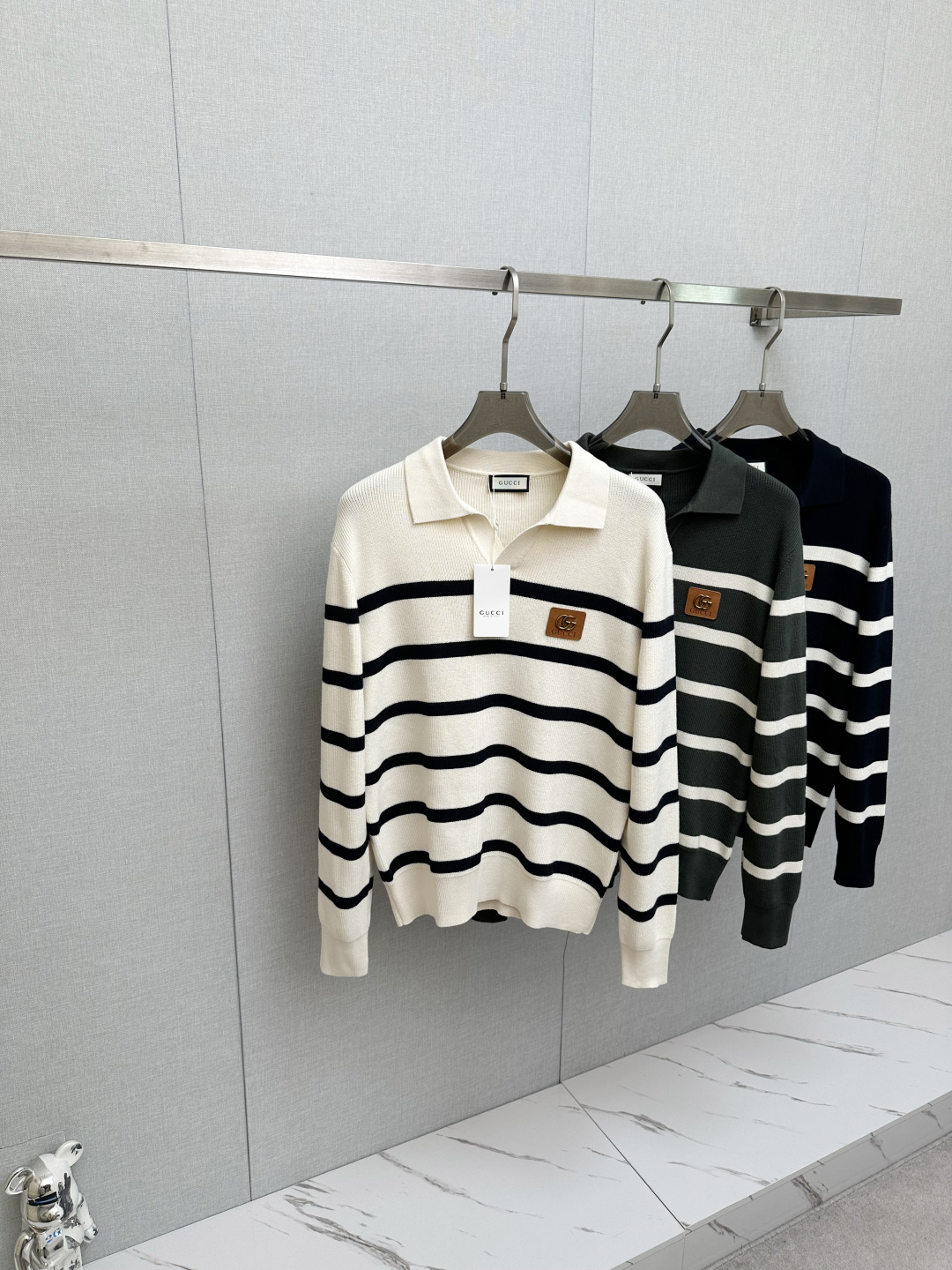 NO:703756,GUCCI counters synchronize new winter sheep wool sweaters, selected imported sheep wool materials supplied by customers!  The fabric feels thick and has a soft and dense terry texture. It is warm and comfortable to wear close to the skin. The colors are beautiful, eye-catching and fashionable. The unique patterns will definitely make you stand out in the crowd!  Casual cut design!  The upper body effect is age-reducing and versatile. Sizes M-3XL, gucci, sweaters,19860909GUCCI 专柜同步 冬季新款绵羊毛毛衣,甄选客供进口绵羊毛材质！面料手感偏厚实,柔软绵密的毛圈肌理,贴身穿着保暖亲肤舒适,色彩靓丽、吸睛时髦度爆棚,与众不同的图案绝对可以让你在人群中出彩万分！休闲版型裁剪设计！上身效果减龄又百搭.尺码M-3XL,,gucci,sweaters,,Men's clothing