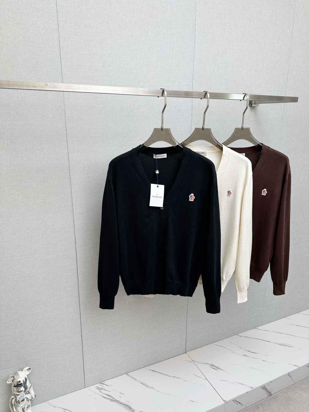 NO:685832,MO Mengkou counter synchronizes new winter sheep wool sweaters, selected imported sheep wool materials supplied by customers!  The fabric feels thick and has a soft and dense terry texture. It is warm and comfortable to wear close to the skin. The colors are beautiful, eye-catching and fashionable. The unique patterns will definitely make you stand out in the crowd!  Casual cut design!  The upper body effect is age-reducing and versatile. Sizes M-3XL, Moncler, sweaters,19860909MO蒙口 专柜同步 冬季新款绵羊毛毛衣,甄选客供进口绵羊毛材质！面料手感偏厚实,柔软绵密的毛圈肌理,贴身穿着保暖亲肤舒适,色彩靓丽、吸睛时髦度爆棚,与众不同的图案绝对可以让你在人群中出彩万分！休闲版型裁剪设计！上身效果减龄又百搭.尺码M-3XL,,Moncler,sweaters,,Men's clothing