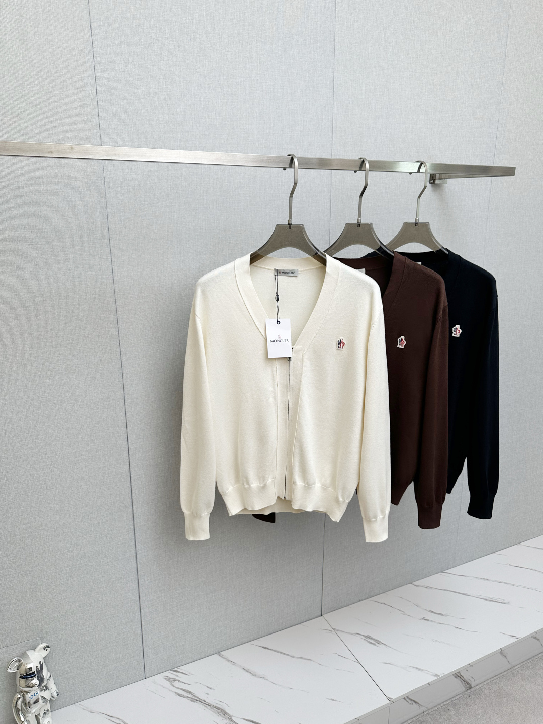 NO:703759,MO Mengkou counter synchronizes new winter sheep wool sweaters, selected imported sheep wool materials supplied by customers!  The fabric feels thick and has a soft and dense terry texture. It is warm and comfortable to wear close to the skin. The colors are beautiful, eye-catching and fashionable. The unique patterns will definitely make you stand out in the crowd!  Casual cut design!  The upper body effect is age-reducing and versatile. Sizes M-3XL, Moncler, sweaters,19860909MO蒙口 专柜同步 冬季新款绵羊毛毛衣,甄选客供进口绵羊毛材质！面料手感偏厚实,柔软绵密的毛圈肌理,贴身穿着保暖亲肤舒适,色彩靓丽、吸睛时髦度爆棚,与众不同的图案绝对可以让你在人群中出彩万分！休闲版型裁剪设计！上身效果减龄又百搭.尺码M-3XL,,Moncler,sweaters,,Men's clothing