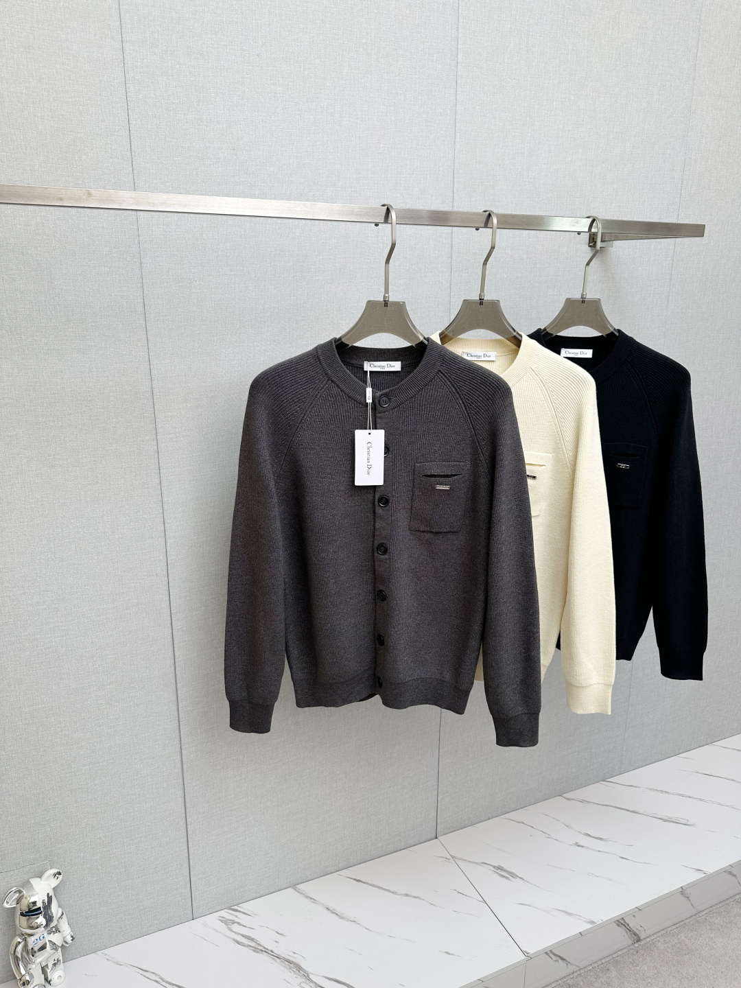 NO:685830,CD counter synchronized new winter sheep wool sweater, selected imported sheep wool material supplied by customers!  The fabric feels thick and has a soft and dense terry texture. It is warm and comfortable to wear close to the skin. The colors are beautiful, eye-catching and fashionable. The unique patterns will definitely make you stand out in the crowd!  Casual cut design!  The upper body effect reduces age and is versatile. Sizes M-3XL,,sweaters,19860909CD 专柜同步 冬季新款绵羊毛毛衣,甄选客供进口绵羊毛材质！面料手感偏厚实,柔软绵密的毛圈肌理,贴身穿着保暖亲肤舒适,色彩靓丽、吸睛时髦度爆棚,与众不同的图案绝对可以让你在人群中出彩万分！休闲版型裁剪设计！上身效果减龄又百搭.尺码M-3XL,,sweaters,,Men's clothing