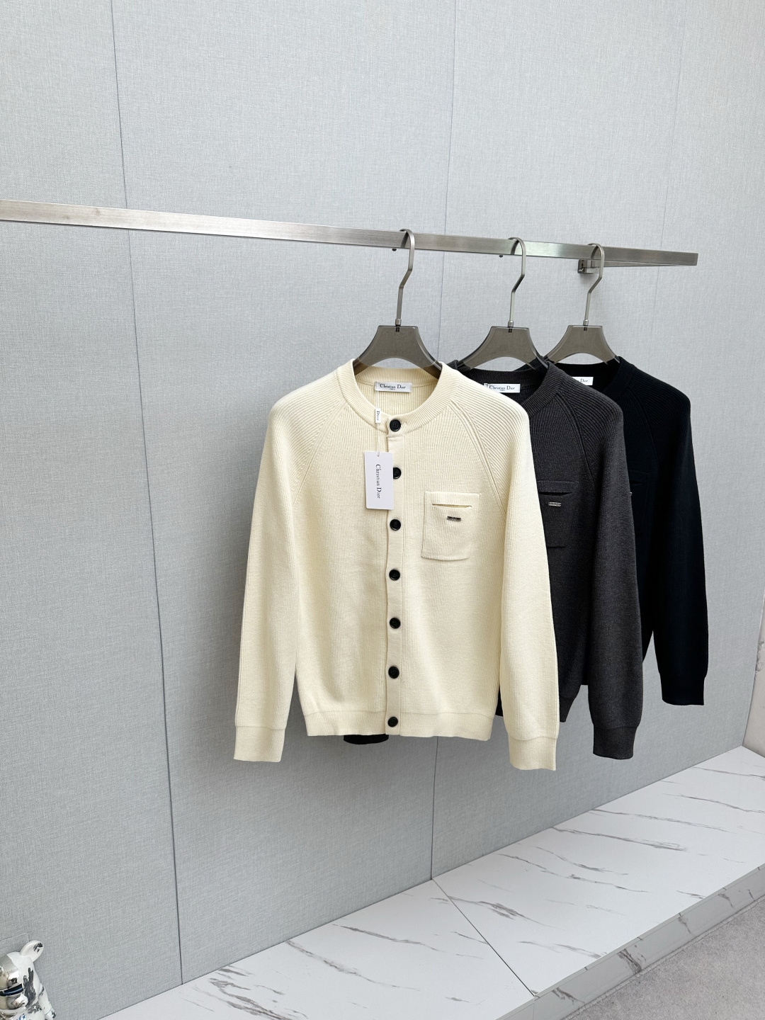 NO:703763,CD counter synchronized new winter sheep wool sweater, selected imported sheep wool material supplied by customers!  The fabric feels thick and has a soft and dense terry texture. It is warm and comfortable to wear close to the skin. The colors are beautiful, eye-catching and fashionable. The unique patterns will definitely make you stand out in the crowd!  Casual cut design!  The upper body effect reduces age and is versatile. Sizes M-3XL,,sweaters,19860909CD 专柜同步 冬季新款绵羊毛毛衣,甄选客供进口绵羊毛材质！面料手感偏厚实,柔软绵密的毛圈肌理,贴身穿着保暖亲肤舒适,色彩靓丽、吸睛时髦度爆棚,与众不同的图案绝对可以让你在人群中出彩万分！休闲版型裁剪设计！上身效果减龄又百搭.尺码M-3XL,,sweaters,,Men's clothing