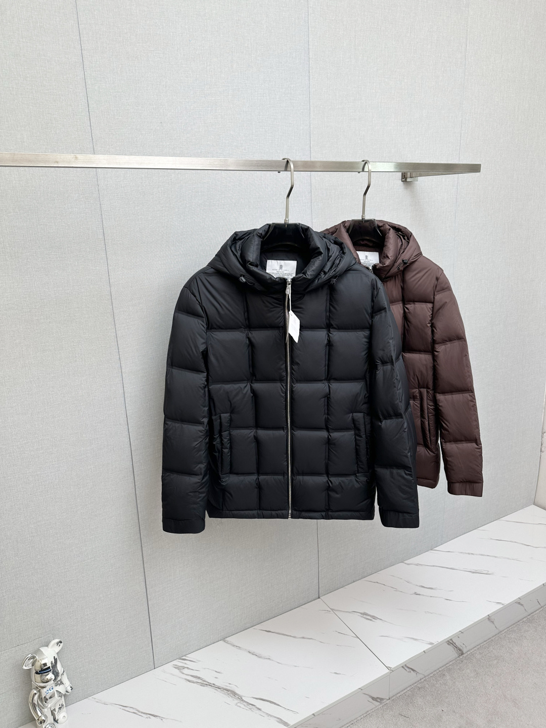 NO:685855,BC Italian old money style / real shot Simple luxury solid color hooded down jacket filled with 90 white duck down Warm and cold-free without stress Elegant gentleman Old money temperament Calmly cope with seasonal temperature changes Color black Brown Code number 48-50-52-54-56-58,,jackets & coats,jackets & coats,down jacket,hats,19860909BC 意式老钱风 /实拍 简奢纯色连帽羽绒夹克外套 90白鸭绒内充 温暖御寒无压力 优雅绅士 老钱气质 从容应对季节温度变化 颜色黑色 咖色 码数48-50-52-54-56-58,,jackets & coats,jackets & coats,down jacket,hats,,Men's clothing