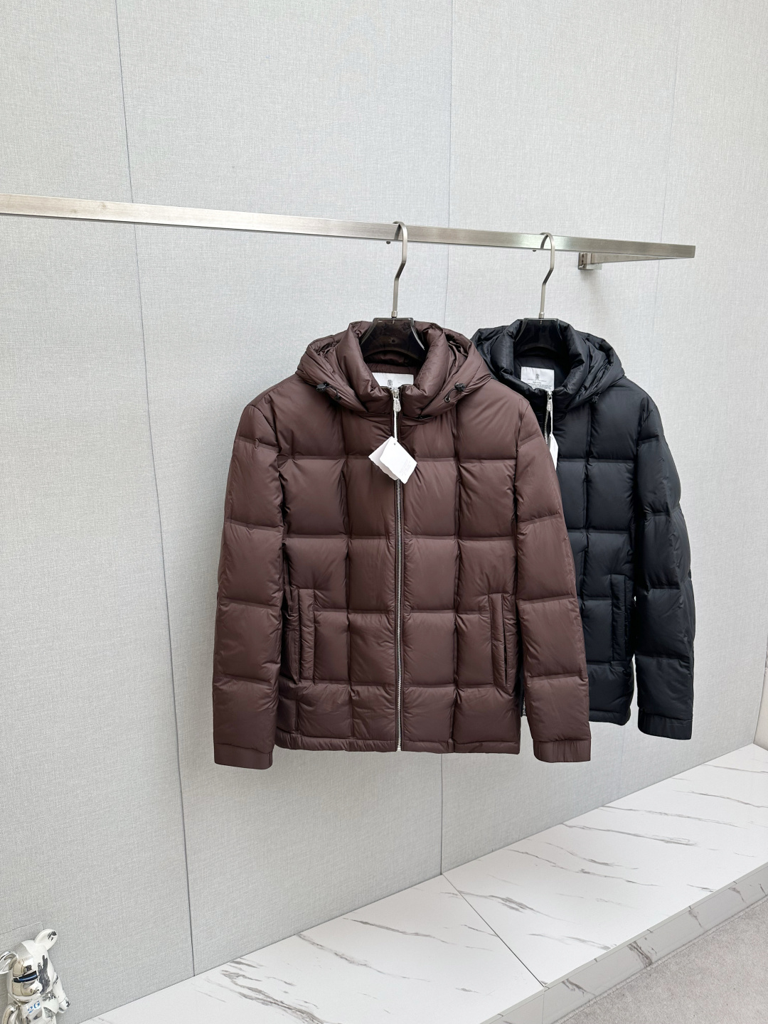 NO:703749,BC Italian old money style / real shot Simple luxury solid color hooded down jacket filled with 90 white duck down Warm and cold-free without stress Elegant gentleman Old money temperament Calmly cope with seasonal temperature changes Color black Brown Code number 48-50-52-54-56-58,,jackets & coats,jackets & coats,down jacket,hats,19860909BC 意式老钱风 /实拍 简奢纯色连帽羽绒夹克外套 90白鸭绒内充 温暖御寒无压力 优雅绅士 老钱气质 从容应对季节温度变化 颜色黑色 咖色 码数48-50-52-54-56-58,,jackets & coats,jackets & coats,down jacket,hats,,Men's clothing