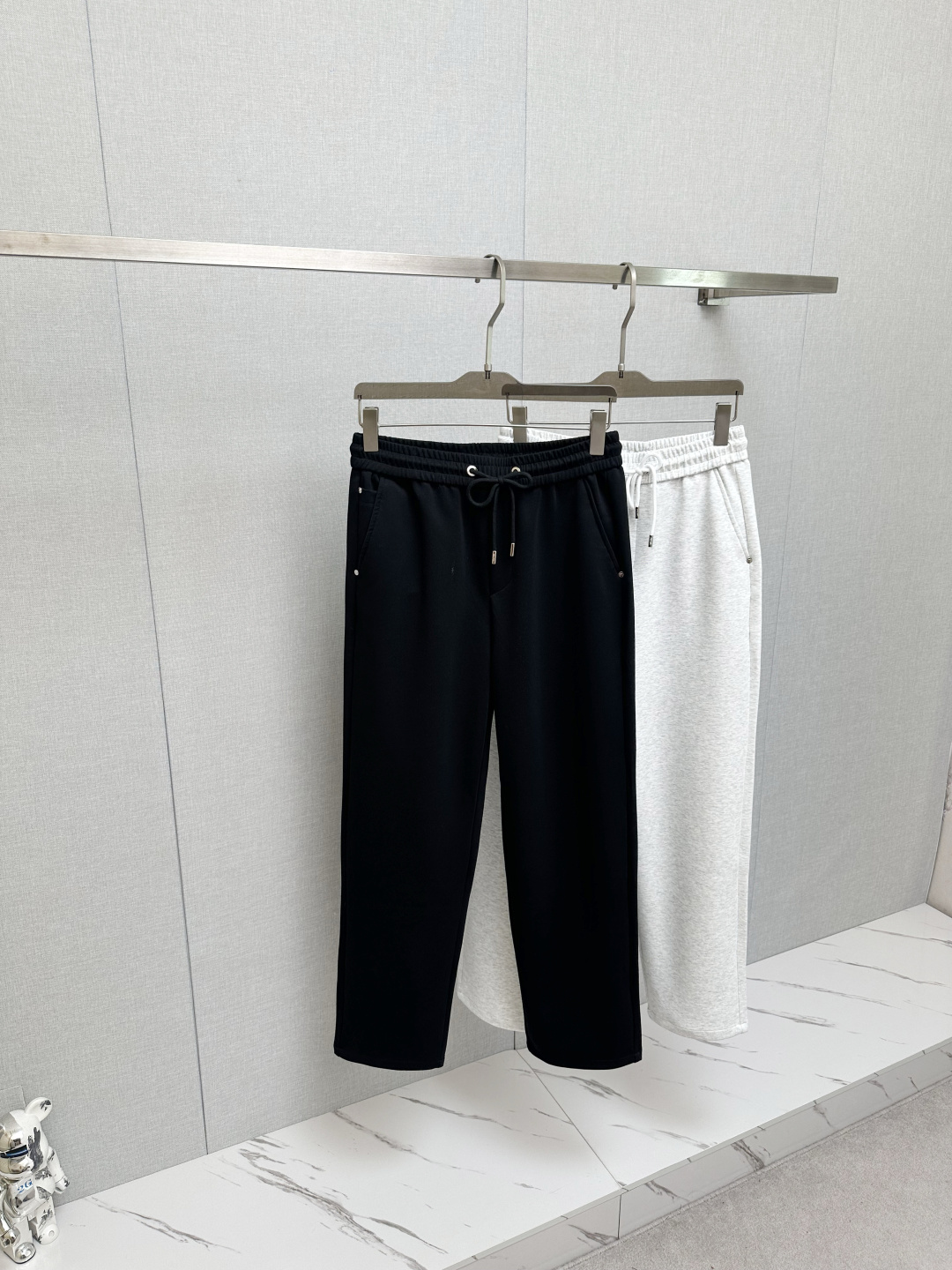 NO:691172,PRADA's autumn and winter casual pants are made of European imported fabrics, which are soft, comfortable and textured. The original hardware accessories are very cool, the details are exquisite, the upper body effect is super amazing, and they are trendy and versatile. Made with exquisite fabrics, it shows the excellent style of the product. A must-have style!  Definitely one worth owning!  Size M—3XL,,prada,19860909PRADA秋冬休闲裤,选用欧洲进口面料,柔软舒适有质感,原版五金配件,非常炫酷,细节处理精致,上身效果超级无敌赞,潮流百搭.尚选面料匠心而制 彰显卓越臻品风范 必备款式！绝对值得拥有的一条！尺码M—3XL,,prada,,Men's clothing