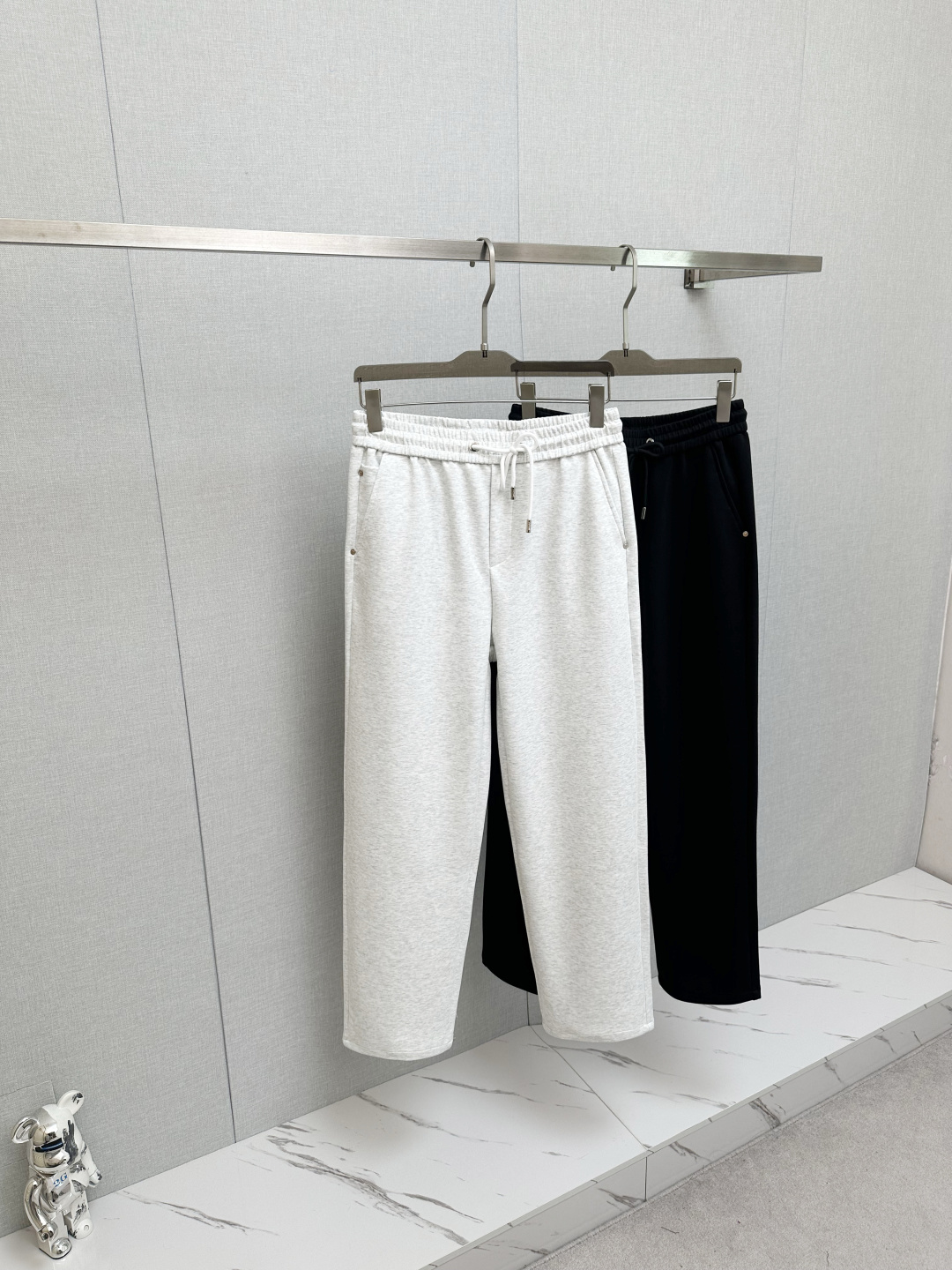 NO:691176,PRADA's autumn and winter casual pants are made of European imported fabrics, which are soft, comfortable and textured. The original hardware accessories are very cool, the details are exquisite, the upper body effect is super amazing, and they are trendy and versatile. Made with exquisite fabrics, it shows the excellent style of the product. A must-have style!  Definitely one worth owning!  Size M—3XL,,prada,19860909PRADA秋冬休闲裤,选用欧洲进口面料,柔软舒适有质感,原版五金配件,非常炫酷,细节处理精致,上身效果超级无敌赞,潮流百搭.尚选面料匠心而制 彰显卓越臻品风范 必备款式！绝对值得拥有的一条！尺码M—3XL,,prada,,Men's clothing