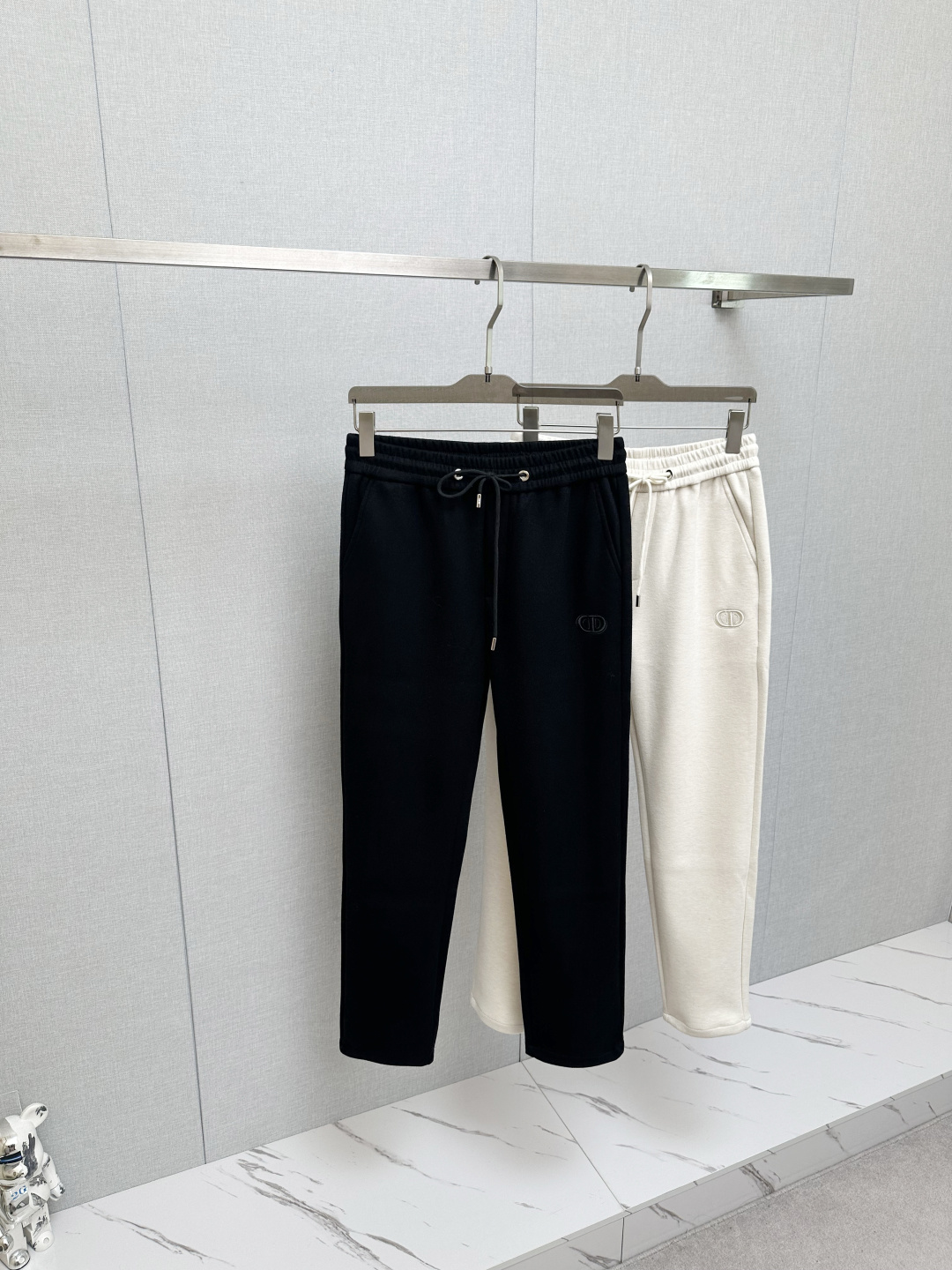 NO:691158,CD autumn and winter casual pants are made of fabrics imported from Europe, which are soft, comfortable and textured. The original hardware accessories are very cool, the details are exquisite, the upper body effect is super amazing, and they are trendy and versatile. Made with exquisite craftsmanship from Shangxuan fabrics, it shows the excellent style of high-end products. A must-have style!  Definitely one worth owning!  Size M—3XL,,19860909CD 秋冬休闲裤,选用欧洲进口面料,柔软舒适有质感,原版五金配件,非常炫酷,细节处理精致,上身效果超级无敌赞,潮流百搭.尚选面料匠心而制 彰显卓越臻品风范 必备款式！绝对值得拥有的一条！尺码M—3XL,,,Men's clothing