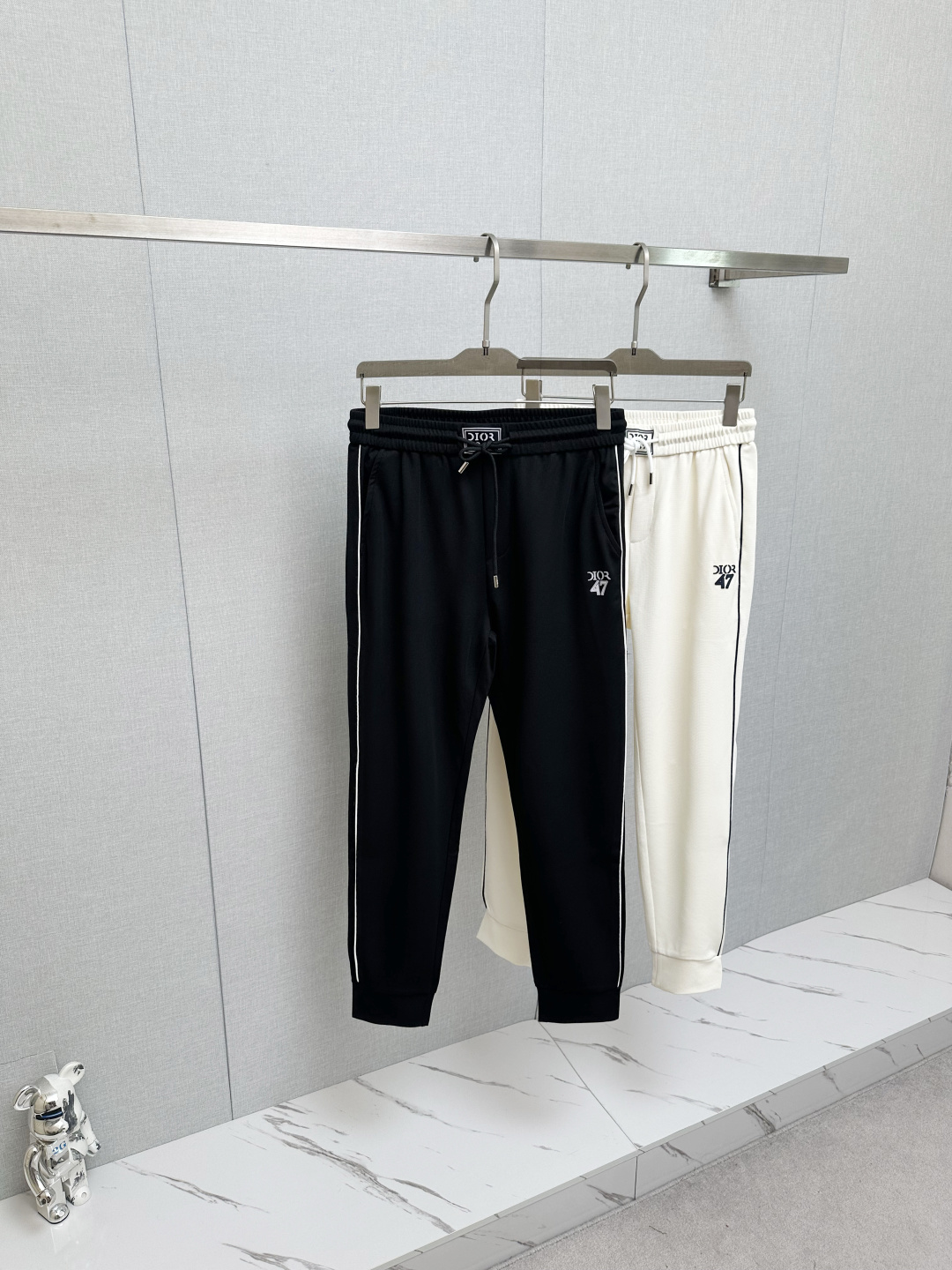 NO:691174,Autumn and winter casual pants are made of imported fabrics from Europe, which are soft, comfortable and textured. The original hardware accessories are very cool, the details are exquisite, the upper body effect is super amazing, and they are trendy and versatile. Made with exquisite craftsmanship from Shangxuan fabrics, it shows the excellent style of high-end products. A must-have style!  Definitely one worth owning!  Size M—3XL,,19860909秋冬休闲裤,选用欧洲进口面料,柔软舒适有质感,原版五金配件,非常炫酷,细节处理精致,上身效果超级无敌赞,潮流百搭.尚选面料匠心而制 彰显卓越臻品风范 必备款式！绝对值得拥有的一条！尺码M—3XL,,,Men's clothing