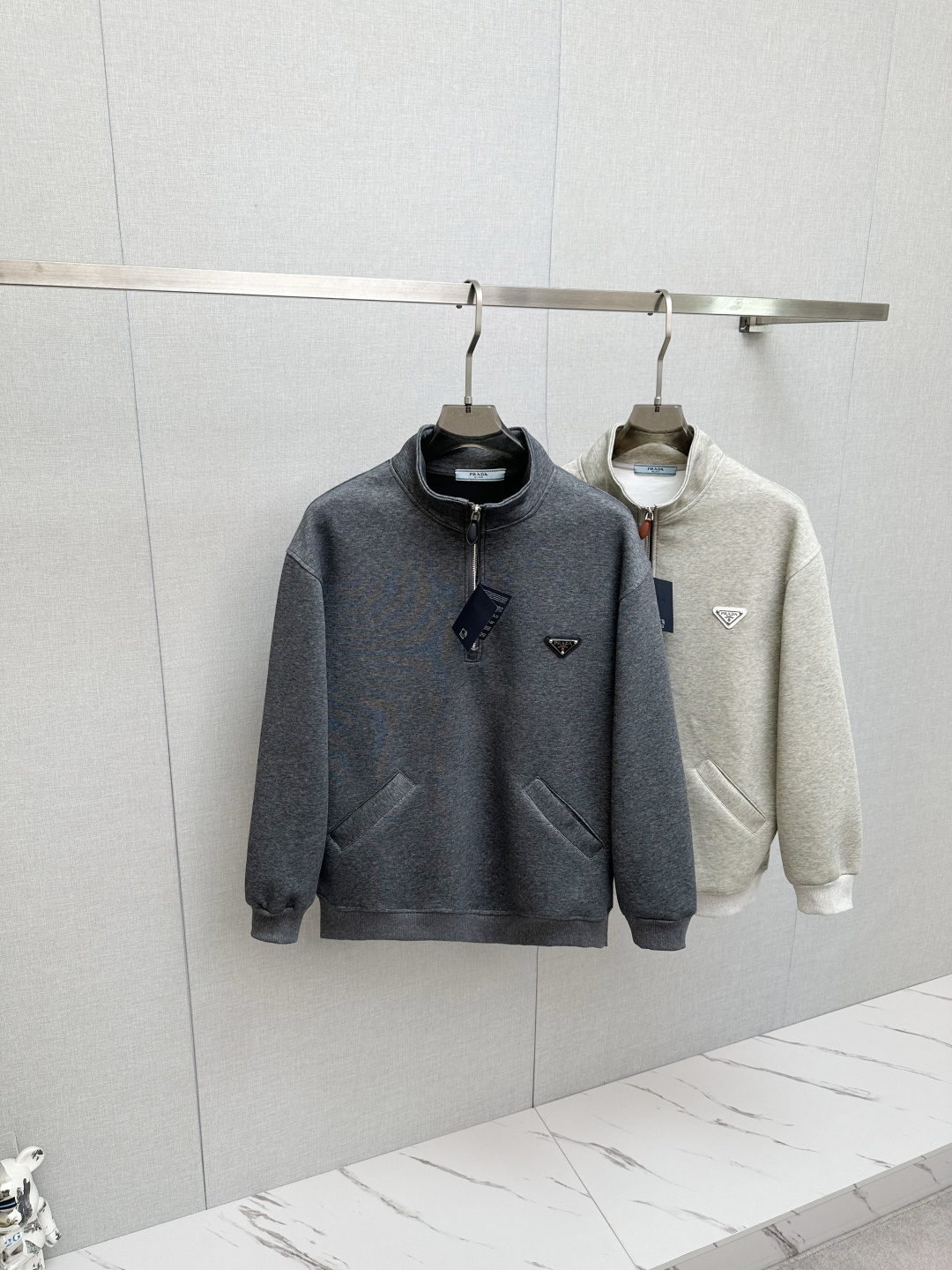 NO:691159,PRADA's new product, long-sleeved stand-collar sweatshirt, classic logo design, versatile style, available simultaneously on the official website. Customized fabric, soft and delicate, highly skin-friendly, perfectly interpreting the brand's fashion trend!  A man's wardrobe is indispensable for the basics. It is a low-key design and a must-have item. Dear friends, hurry up and get it!  Size M-3XL,,prada,hoodie,sweatshirts,19860909PRADA新品 长袖站领卫衣,经典Logo设计,百搭款 官网同步发售 定制面料,柔软细腻,亲肤感极高,完美诠释出品牌的时尚潮流！男人的衣柜都少不了基础 是低调的设计 必备款,亲们赶紧入手！码数M-3XL,,prada,hoodie,sweatshirts,,Men's clothing