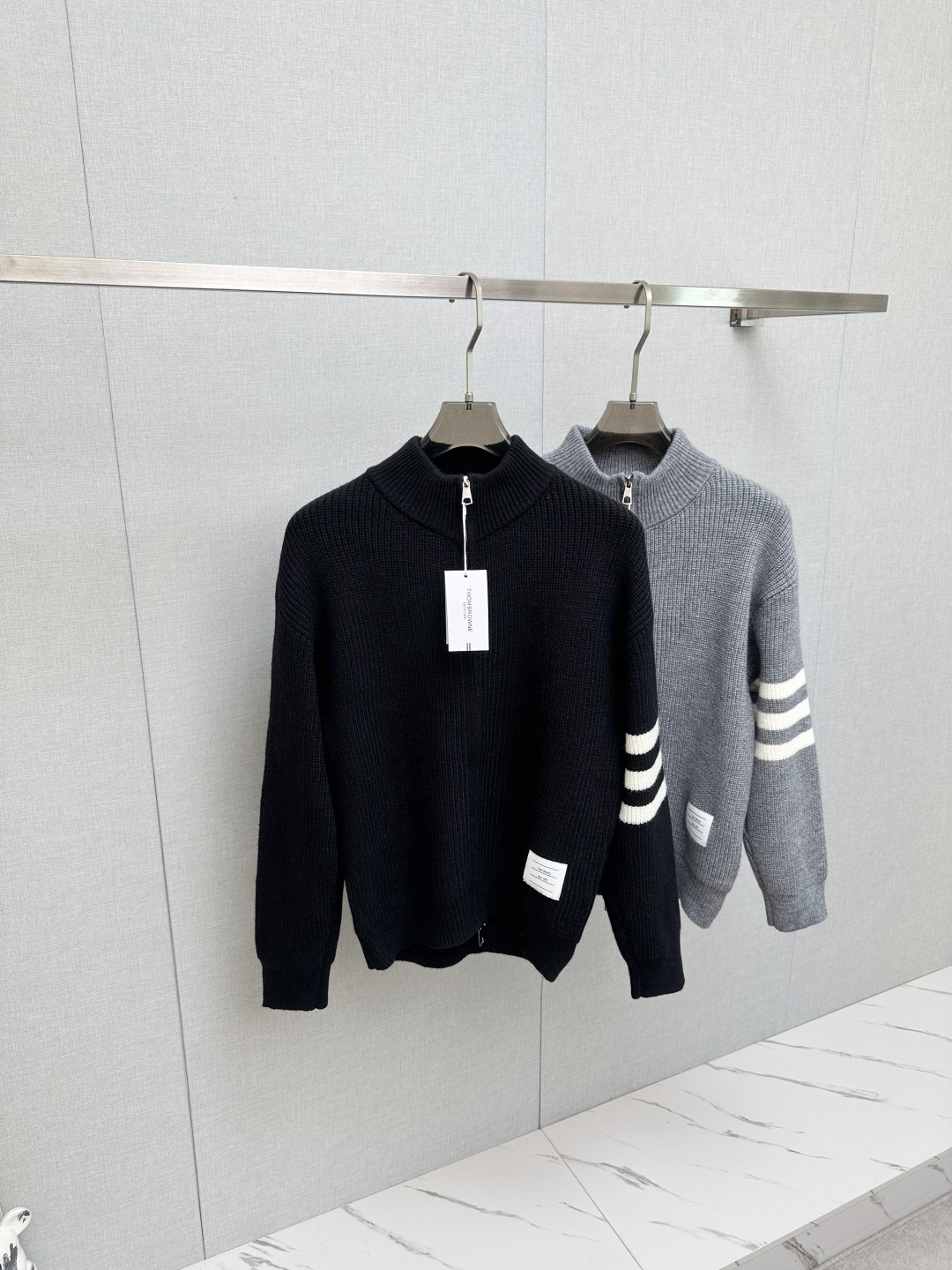 NO:691161,TB ss new autumn and winter sweaters are made of selected merino wool fabrics, which are soft, delicate, comfortable and breathable, and highly skin-friendly. They are sold simultaneously on the official website, perfectly interpreting the brand's fashion trend!  A man's wardrobe is indispensable for the basics. It is a low-key design and a must-have item. Dear friends, hurry up and get it!  Size M-3XL,,sweaters,19860909TB ss秋冬新品毛衣,精选美丽奴羊毛面料,柔软细腻 舒适透气,亲肤感极高,官网同步发售,完美诠释出品牌的时尚潮流！男人的衣柜都少不了基础 是低调的设计 必备款,亲们赶紧入手！码数M-3XL,,sweaters,,Men's clothing