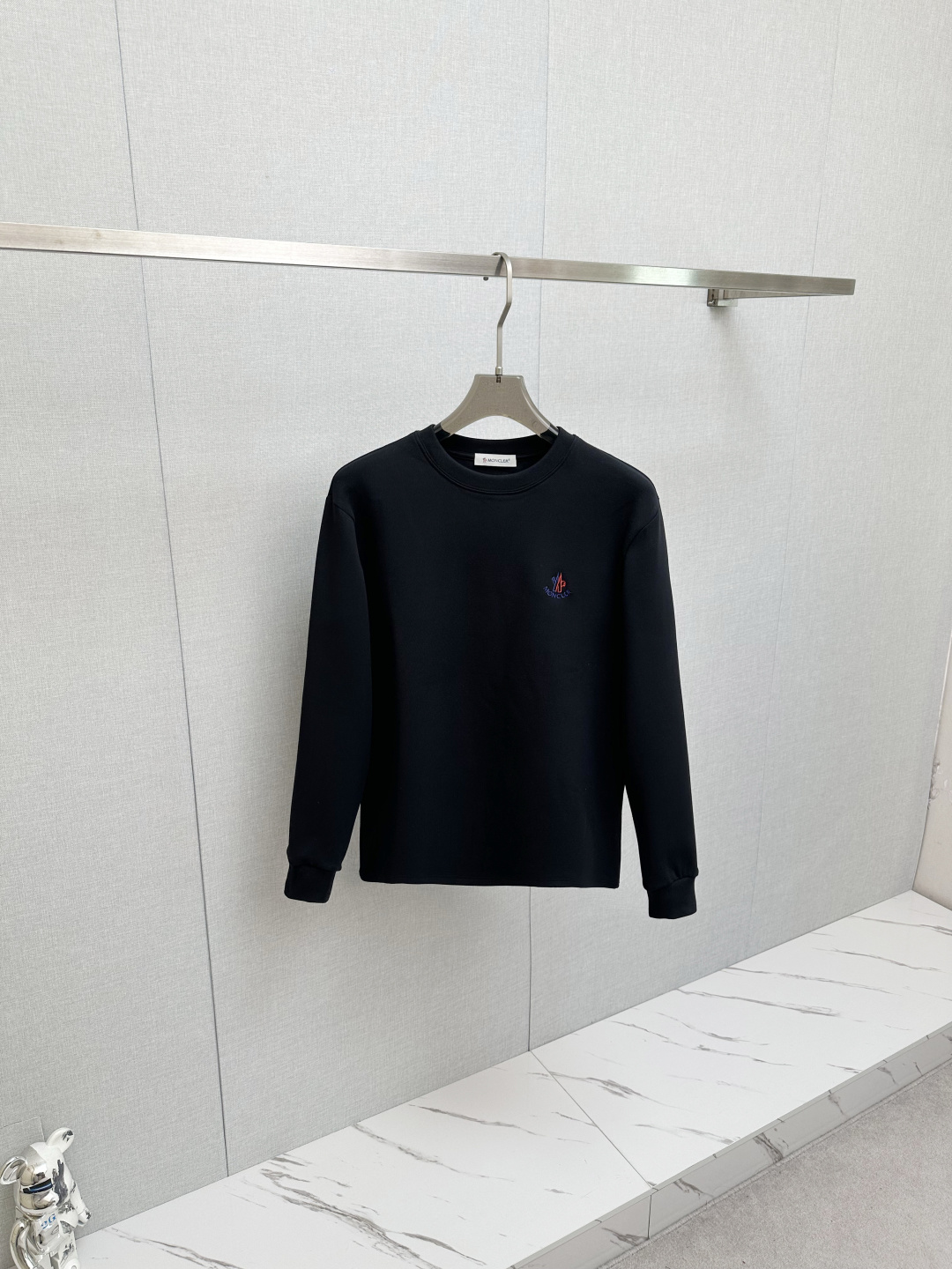 NO:691170,MO Mouth Mouth New Product Long-sleeved sweatshirt, thin and velvet lining, classic logo design, versatile style, available simultaneously on the official website. Customized fabric, soft and delicate, highly skin-friendly, perfectly interpreting the brand's fashion trend!  A man's wardrobe is indispensable for the basics. It is a low-key design and a must-have item. Dear friends, hurry up and get it!  Size M-3XL,,Moncler,hoodie,sweatshirts,19860909MO蒙口 新品 长袖卫衣,内里轻薄加绒 经典Logo设计,百搭款 官网同步发售 定制面料,柔软细腻,亲肤感极高,完美诠释出品牌的时尚潮流！男人的衣柜都少不了基础 是低调的设计 必备款,亲们赶紧入手！码数M-3XL,,Moncler,hoodie,sweatshirts,,Men's clothing