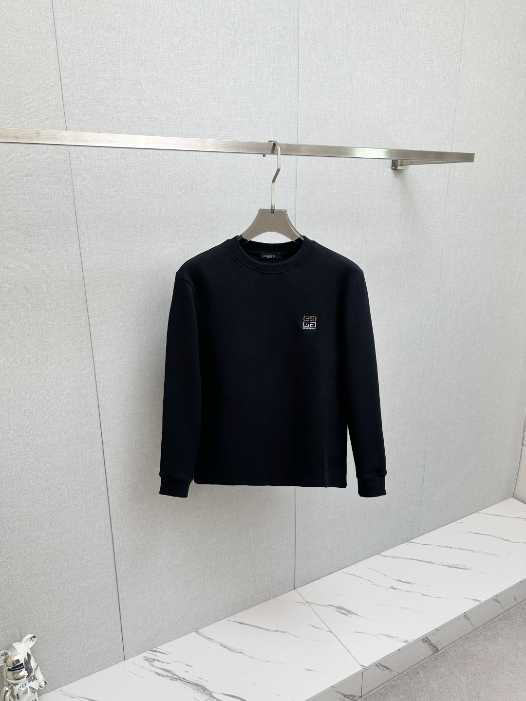 NO:691165,Givenchy's new product, long-sleeved sweatshirt, light and velvet lining, classic logo design, versatile style, available simultaneously on the official website. Customized fabric, soft and delicate, highly skin-friendly, perfectly interpreting the brand's fashion trend!  A man's wardrobe is indispensable for the basics. It is a low-key design and a must-have item. Dear friends, hurry up and get it!  Size M-3XL,,givenchy,hoodie,sweatshirts,19860909纪梵希 新品 长袖卫衣,内里轻薄加绒 经典Logo设计,百搭款 官网同步发售 定制面料,柔软细腻,亲肤感极高,完美诠释出品牌的时尚潮流！男人的衣柜都少不了基础 是低调的设计 必备款,亲们赶紧入手！码数M-3XL,,givenchy,hoodie,sweatshirts,,Men's clothing