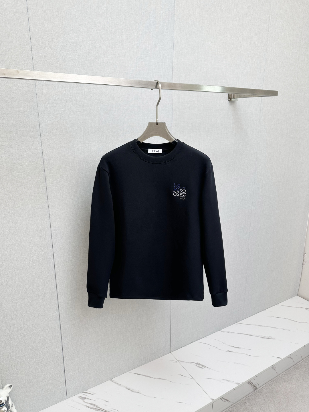 NO:691164,Luo Yiwei's new long-sleeved sweatshirt, light and velvet lining, classic logo design, versatile style, available simultaneously on the official website. Customized fabric, soft and delicate, highly skin-friendly, perfectly interpreting the brand's fashion trend!  A man's wardrobe is indispensable for the basics. It is a low-key design and a must-have item. Dear friends, hurry up and get it!  Size M-3XL,,loewe,hoodie,sweatshirts,19860909罗意为 新品 长袖卫衣,内里轻薄加绒 经典Logo设计,百搭款 官网同步发售 定制面料,柔软细腻,亲肤感极高,完美诠释出品牌的时尚潮流！男人的衣柜都少不了基础 是低调的设计 必备款,亲们赶紧入手！码数M-3XL,,loewe,hoodie,sweatshirts,,Men's clothing