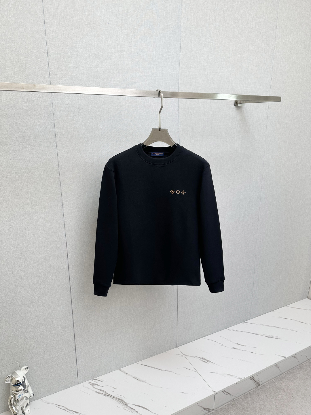 NO:691162,LV's new product, long-sleeved sweatshirt, light and velvet lining, classic logo design, versatile, available simultaneously on the official website. Customized fabric, soft and delicate, highly skin-friendly, perfectly interpreting the brand's fashion trend!  A man's wardrobe is indispensable for the basics. It is a low-key design and a must-have item. Dear friends, hurry up and get it!  Size M-3XL,,louis vuitton,hoodie,sweatshirts,19860909LV 新品 长袖卫衣,内里轻薄加绒 经典Logo设计,百搭款 官网同步发售 定制面料,柔软细腻,亲肤感极高,完美诠释出品牌的时尚潮流！男人的衣柜都少不了基础 是低调的设计 必备款,亲们赶紧入手！码数M-3XL,,louis vuitton,hoodie,sweatshirts,,Men's clothing