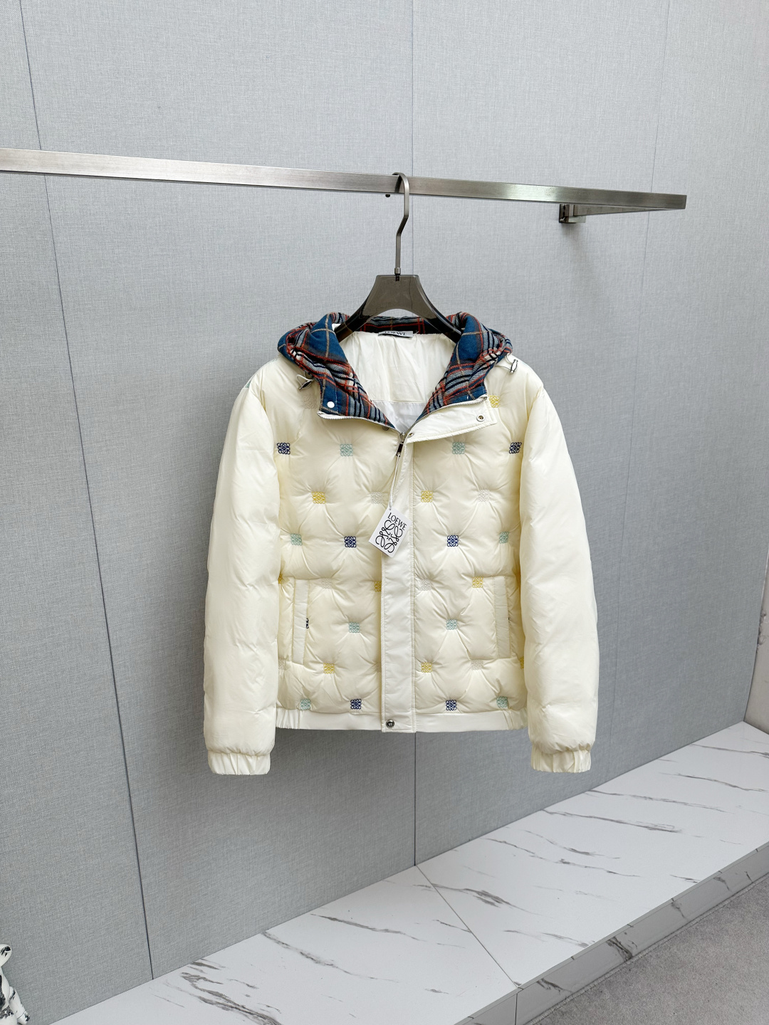 NO:692270,Luo Yiwei's new down jacket is a new product in the show. The appearance is perfect. The high-tech waterproof fabric in the store is comfortable and warm. The color is full and attractive. The design is very brilliant, and it can easily enhance the fashion sense. The workmanship is extremely sophisticated and rigorous, and the wiring is neat and meticulous!  A masterpiece from a famous designer!  The upper body does not look bloated and is super handsome!  Counter size: M-3XL,,loewe,down jacket,19860909罗意为 新款羽绒服 秀场新品 品相非常完美,专柜高科技防水面料,舒适保暖,色泽饱满诱人,非常出彩的设计,轻松将时髦感进阶,做工极为考究严谨,走线工整细致！大牌设计师巨作！上身不显臃肿、超级帅气！柜台码数:M-3XL,,loewe,down jacket,,Men's clothing