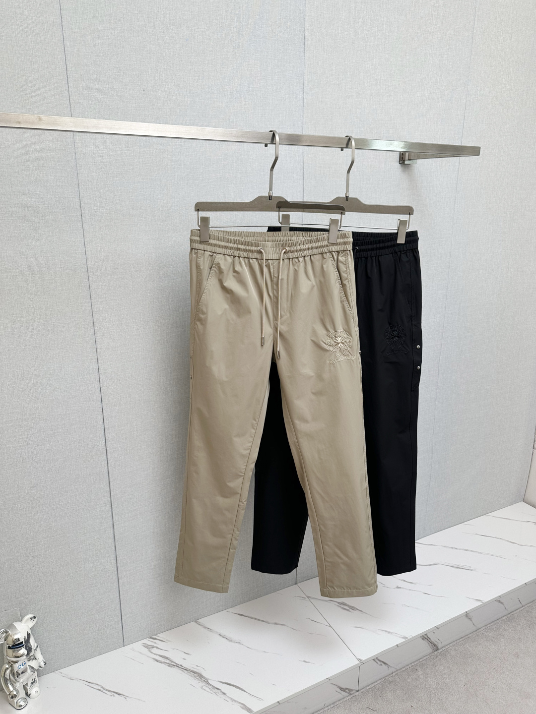 NO:745406,Chrome hearts. 2026 early autumn new casual pants! Official website for simultaneous sale. Brand classic logo casual pants, customized fabrics, excellent comfort, strong touch. Highly recognizable, perfect appearance and craftsmanship. Size: M-3XL,,chrome hearts,19860909克罗心.2026早秋新款休闲裤!官网同步发售.品牌经典logo休闲裤,定制面料,舒适度极好,手触感强烈.辨识度极高,完美品相工艺. 尺码: M-3XL,,chrome hearts,,Men's clothing