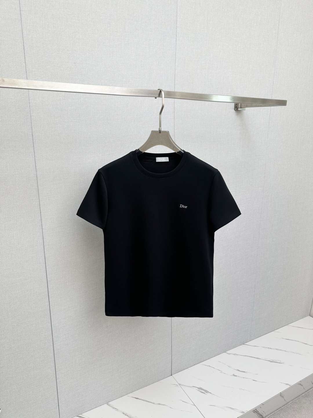 NO:727716,Support the Dior Dior 2026ss spring and summer new debut counter in the new year, the latest short-sleeved round neck T-shirt, high-end customization, avant-garde and fashionable design!  Soft to the touch. Comfortable to wear. Exquisite counter-level stitching. Exquisite workmanship. The upper body effect is incomparably handsome!  A must-have item for a stylish man!  Color Black Size 46-54, dior, dior, T-shirt, tees, t-shirt,19860909支持年后Dior迪奥 2026ss 春夏新款首发专柜最新款短袖圆领T恤 高端订制 设计前卫时尚！手感柔软.穿着舒适.专柜级别精致车线.做工精细.上身效果无敌帅气！型男必备单品！ 颜色黑色 码数46-54,,dior,dior,T-shirt,tees，t-shirt,,Men's clothing