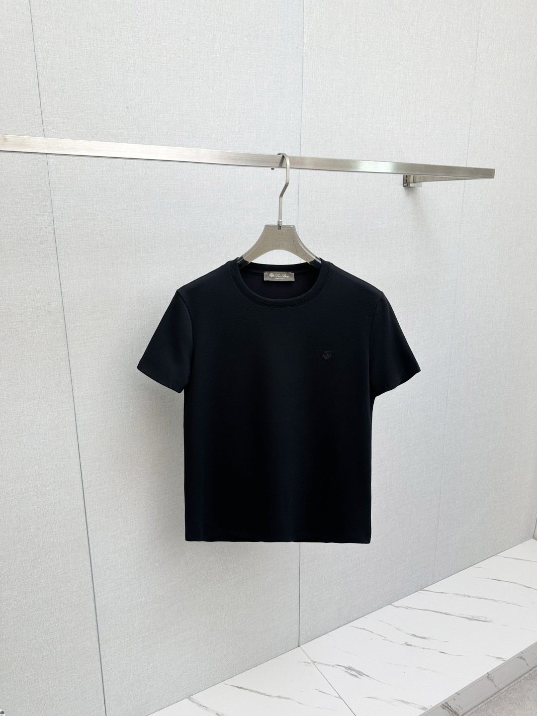 NO:727725,Support the new LP 1946ss spring and summer new launch counter after the new year, the latest short-sleeved round neck T-shirt, high-end customization, avant-garde and fashionable design!  Soft to the touch. Comfortable to wear. Exquisite counter-level stitching. Exquisite workmanship. The upper body effect is incomparably handsome!  A must-have item for a stylish man!  Color Black Size 46-54, loro piana, T-shirt, tees, t-shirt,19860909支持年后LP 1946ss 春夏新款首发专柜最新款短袖圆领T恤 高端订制 设计前卫时尚！手感柔软.穿着舒适.专柜级别精致车线.做工精细.上身效果无敌帅气！型男必备单品！ 颜色黑色 码数46-54,,loro piana,T-shirt,tees，t-shirt,,Men's clothing