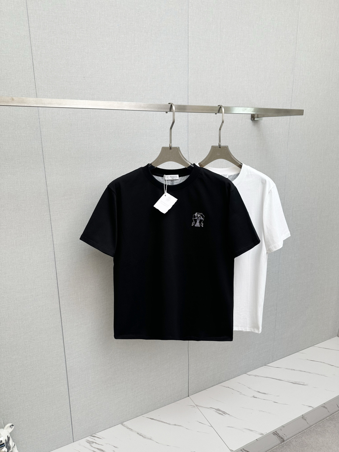 NO:727680,Support high-end customization after the year. Early spring 2026 will exclusively provide new original men's casual short-sleeved T-shirts. High-end customization. High-end version. Fashionable and popular style. Customized. It feels super soft and delicate. It is skin-friendly and comfortable to wear. High-end boutique. The upper body is finely made by the factory. It is a must-have item for men. Three complete standards. Size S-2XL, T-shirt, tees, t-shirt,19860909支持年后高端定制 2026早春独家专供新款原单男士休闲短袖T恤 高端定制 高端版本 时尚百搭爆款定制手感超柔软细腻 穿着亲肤舒适 高端精品 代工厂精细做上身非常赞 男士必备单品 三标齐全 码数S-2XL,,T-shirt,tees，t-shirt,,Men's clothing