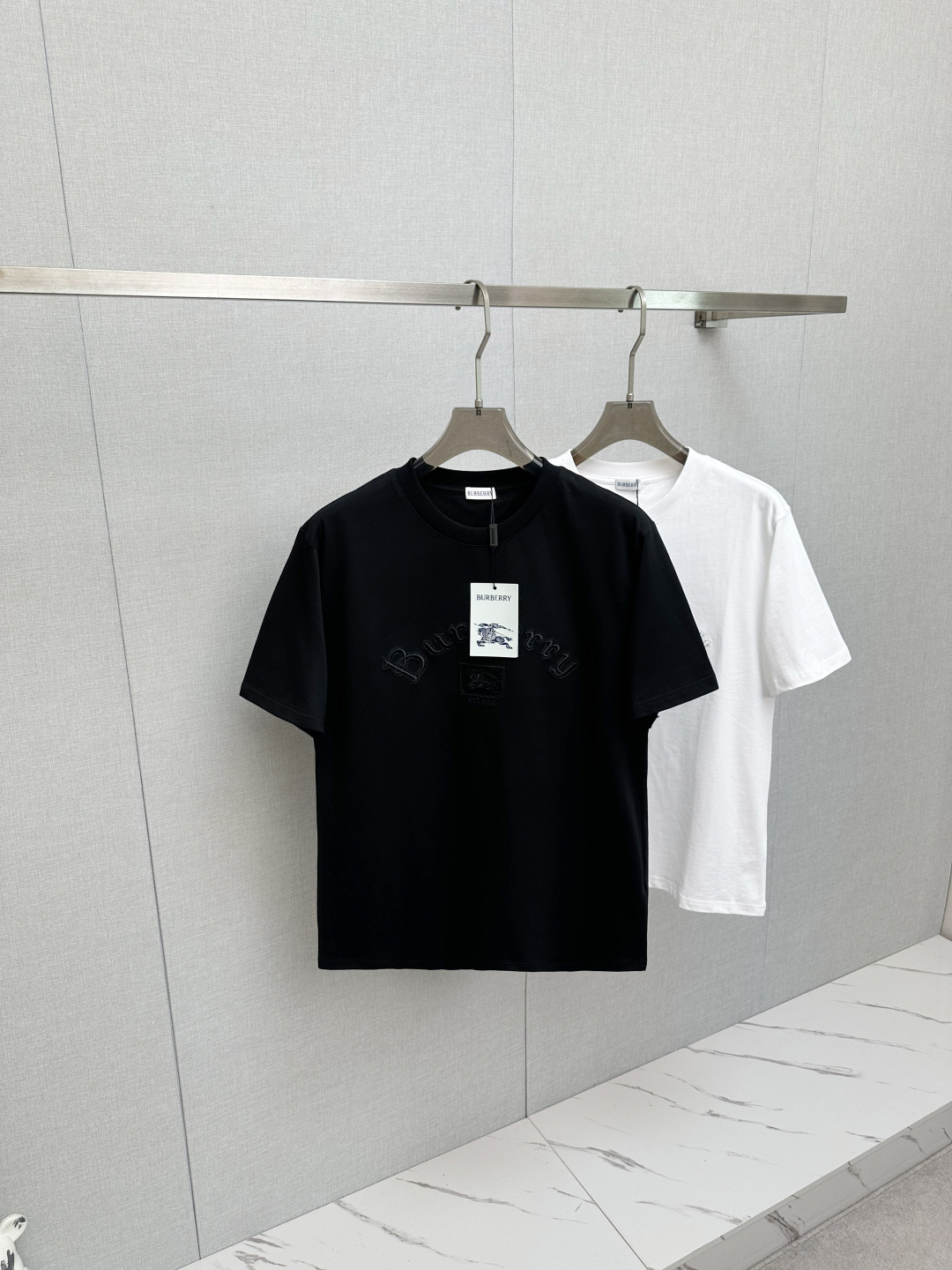 NO:745411,26 new products #BURBERRY/Burberry new war horse embroidered round neck short-sleeved T-shirt, high version, high quality, fashionable personality, versatile trend, tag, collar label, washed wheat, complete three labels, color: black, white, size S-XXL,, burberry, burberry, T-shirt, tees, t-shirt,1986090926新品#BURBERRY/巴宝莉 新款战马刺绣圆领短袖T恤 高版本 高品质 时尚个性 百搭潮流 吊牌 领标 水洗麦 三标齐全 颜色: 黑色.白色 尺码S-XXL,,burberry,burberry,T-shirt,tees，t-shirt,,Men's clothing