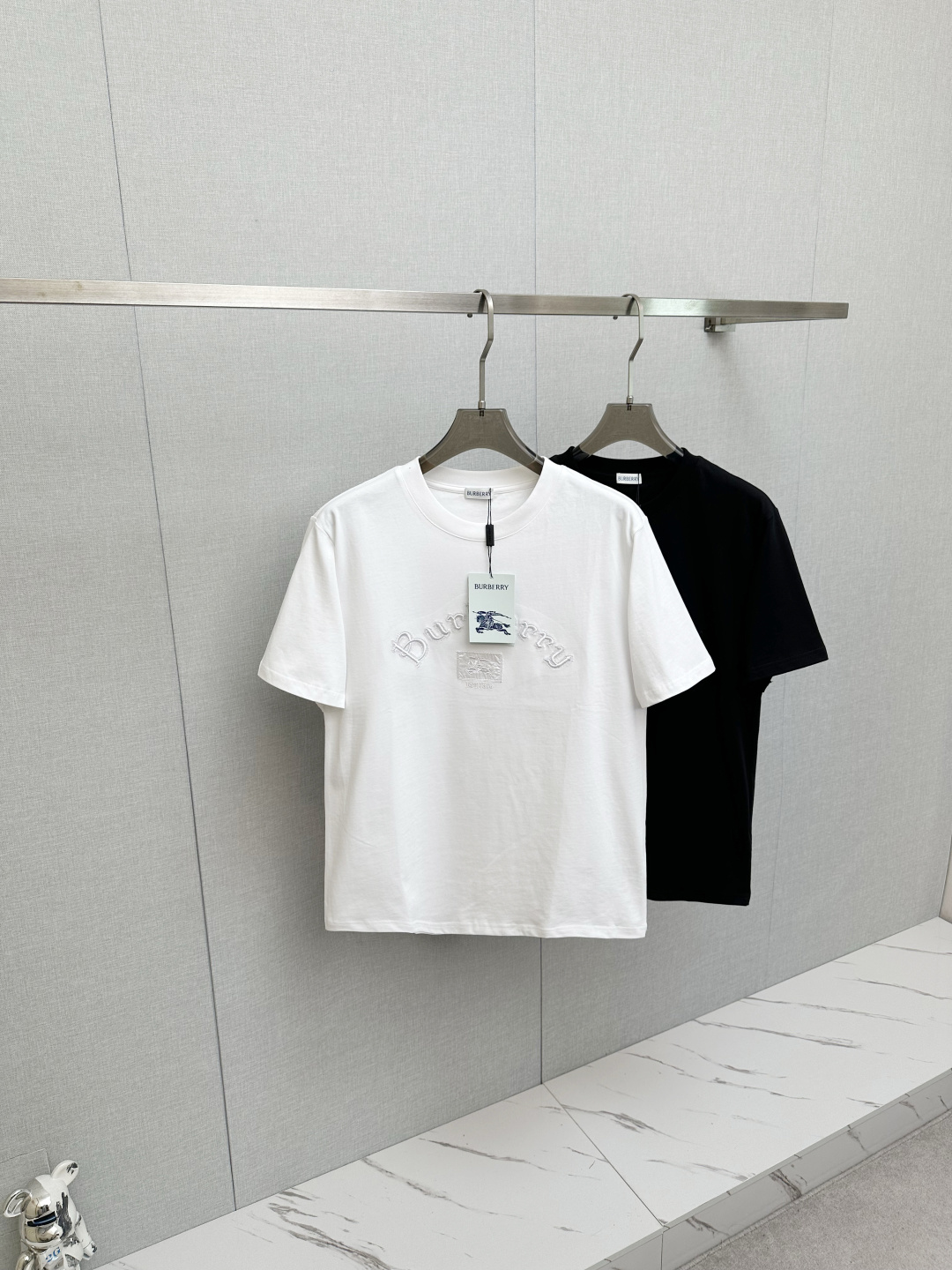 NO:727734,Support new products after the year 26 #BURBERRY/Burberry new war horse embroidered round neck short-sleeved T-shirt high version high quality fashionable personality versatile trend tag collar label washed wheat three labels complete color: black. white size S-XXL,, burberry, burberry, T-shirt, tees, t-shirt,19860909支持年后 26新品#BURBERRY/巴宝莉 新款战马刺绣圆领短袖T恤 高版本 高品质 时尚个性 百搭潮流 吊牌 领标 水洗麦 三标齐全 颜色: 黑色.白色 尺码S-XXL,,burberry,burberry,T-shirt,tees，t-shirt,,Men's clothing