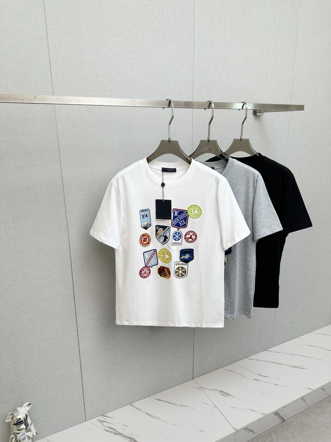 NO:727699,Support the 26ss of Lvjia after the new year. New products will be put on the counter at the same time. Multiple craftsmanship. Various travel patches on the chest with micro-stamp printing. Round neck short-sleeved T-shirts, the same style for men and women!  Consigned to a perfect fit. Official website synchronization, pure cotton fabrics at the counter!  It is close to the skin and comfortable, durable and easy to wear. It has a classic and simple logo design and meticulous original craftsmanship. Short-sleeves, a must-have item for men, are not the same as the general public, but must be unique and eye-catching. This LV short-sleeve is online in terms of appearance and quality, comfort, consistent version, fashionability, including fabrics and cutting techniques. All efforts have been made!  Pure cotton is breathable, very refreshing and comfortable for daily wear. The ribbed knitting on the neckline is smooth and tight, and the neckline will not be skewed if you toss it at will. The loose version, you will find that it really looks good on the upper body. The overall design is minimalist and neat, and it is super versatile for daily wear!  Pair it casually with a pair of pants for a youthful look. A T-shirt will make your outfit crazy. It is a fashionable item that can never go wrong!  Color Black White Gray Size S-2XL,,louis vuitton,louis vuitton,louis vuitton,T-shirt,tees,t-shirt,19860909支持年后驴家26ss 新品专柜同步专柜上架 多重工艺 胸口多种旅行贴微章章仔印花 圆领短袖T恤,男女同款！寄予一身打造.官网同步,专柜纯棉面料！贴肤舒适,耐看又好穿,经典简约logo设计,原厂工艺一丝不苟,型男必备单品短袖不在千篇一律的大众脸,而是一定要独特吸引人的眼球,这一款LV短袖品相品质都在线,舒适度,一如既往的版型,时髦度,包括面料、裁剪工艺上,都是下足了功夫！纯棉透气,日常穿着非常清爽穿感舒适,领口的罗纹针织平整紧密,随意折腾都不会领口歪斜,宽松版型,上身你就会发现真的好好看,整体极简利落,超级日常百搭！随随便便搭配一条裤子就是青春的样子,一件t恤就能为你的穿搭疯狂,绝不会出错的时髦单品！ 颜色黑色白色灰色 尺码S-2XL,,louis vuitton,louis vuitton,louis vuitton,T-shirt,tees，t-shirt,,Men's clothing