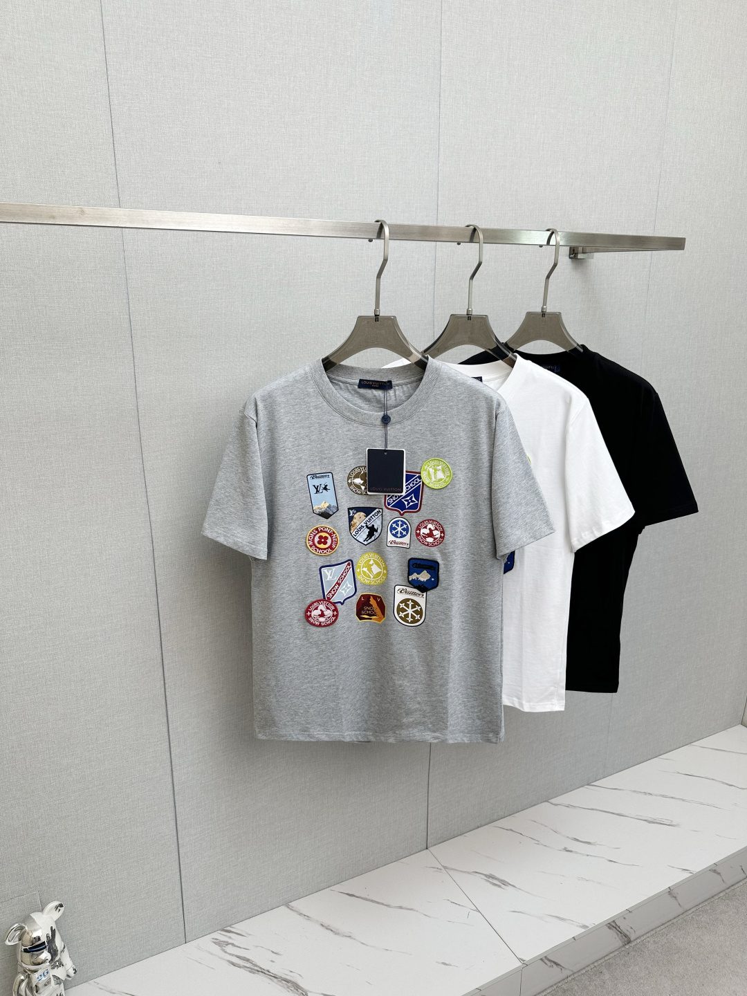 NO:745382,Lujia 26ss new products are available at the counter simultaneously. Multiple craftsmanship. Various travel stickers and micro-stamp printing on the chest. Round neck short-sleeved T-shirts, the same style for men and women!  Consigned to a perfect fit. Official website synchronization, pure cotton fabrics at the counter!  It is close to the skin and comfortable, durable and easy to wear. It has a classic and simple logo design and meticulous original craftsmanship. Short-sleeves, a must-have item for men, are not the same as the general public, but must be unique and eye-catching. This LV short-sleeve is online in terms of appearance and quality, comfort, consistent version, fashionability, including fabrics and cutting techniques. All efforts have been made!  Pure cotton is breathable, very refreshing and comfortable for daily wear. The rib knitting on the neckline is smooth and tight, and the neckline will not be skewed if you toss it casually. The loose version, you will find that it really looks good on the upper body. The overall design is minimalist and neat, and it is super versatile for daily wear!  Pair it casually with a pair of pants for a youthful look. A T-shirt will make your outfit crazy. It is a fashionable item that can never go wrong!  Color Black White Gray Size S-2XL,,louis vuitton,louis vuitton,louis vuitton,T-shirt,tees,t-shirt,19860909驴家26ss 新品专柜同步专柜上架 多重工艺 胸口多种旅行贴微章章仔印花 圆领短袖T恤,男女同款！寄予一身打造.官网同步,专柜纯棉面料！贴肤舒适,耐看又好穿,经典简约logo设计,原厂工艺一丝不苟,型男必备单品短袖不在千篇一律的大众脸,而是一定要独特吸引人的眼球,这一款LV短袖品相品质都在线,舒适度,一如既往的版型,时髦度,包括面料、裁剪工艺上,都是下足了功夫！纯棉透气,日常穿着非常清爽穿感舒适,领口的罗纹针织平整紧密,随意折腾都不会领口歪斜,宽松版型,上身你就会发现真的好好看,整体极简利落,超级日常百搭！随随便便搭配一条裤子就是青春的样子,一件t恤就能为你的穿搭疯狂,绝不会出错的时髦单品！ 颜色黑色白色灰色 尺码S-2XL,,louis vuitton,louis vuitton,louis vuitton,T-shirt,tees，t-shirt,,Men's clothing