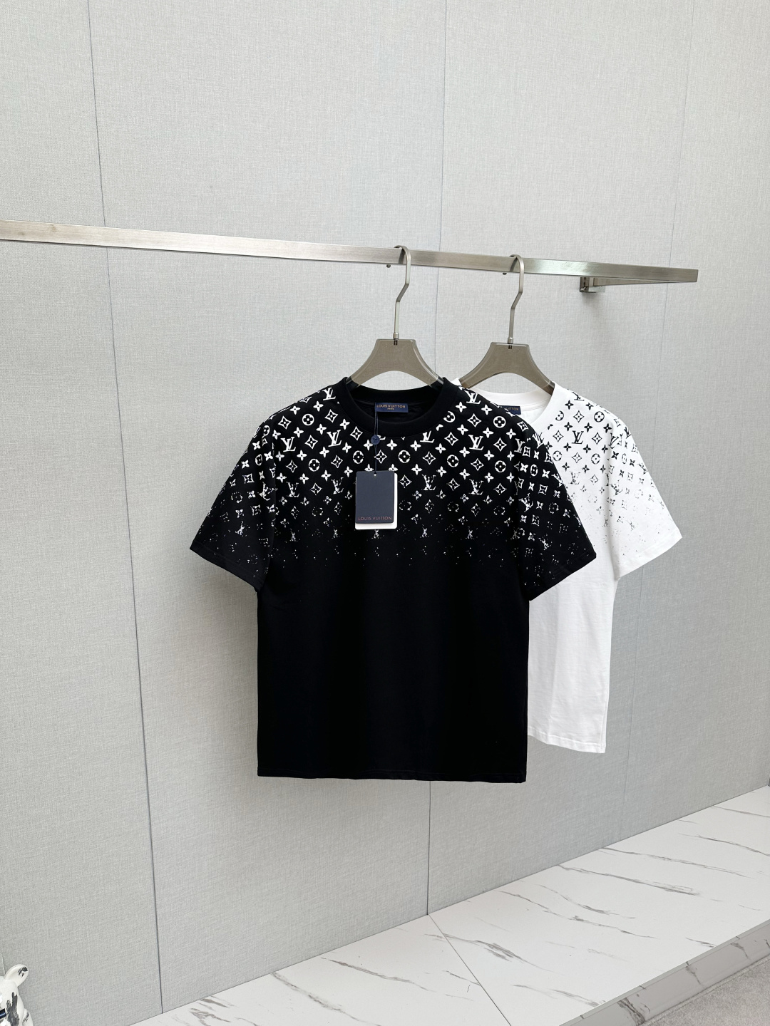 NO:727707,Support the 26s new short-sleeved T-shirt from Lvjia after the New Year. The same style for men and women. Customized fabric. Soft and breathable, super comfortable for daily wear! Simple and recognizable. It is very fashionable to match casual pants or jeans. It belongs to the LV classic series, fashionable and practical, and a must-have for fashionistas! All three standards!  Color black. White. Size S-2XL,,louis vuitton,louis vuitton,louis vuitton,jeans,T-shirt,tees,t-shirt,19860909支持年后驴家 26s新品短袖T恤.男女同款 定制面料 柔软透气,日常穿着超舒适!简约又有辨识度.随便搭配休闲裤或牛仔裤都很时髦.属于LV经典系列,时尚实用,潮人必备!三标齐！颜色黑色.白色. 码数S-2XL,,louis vuitton,louis vuitton,louis vuitton,jeans,T-shirt,tees，t-shirt,,Men's clothing