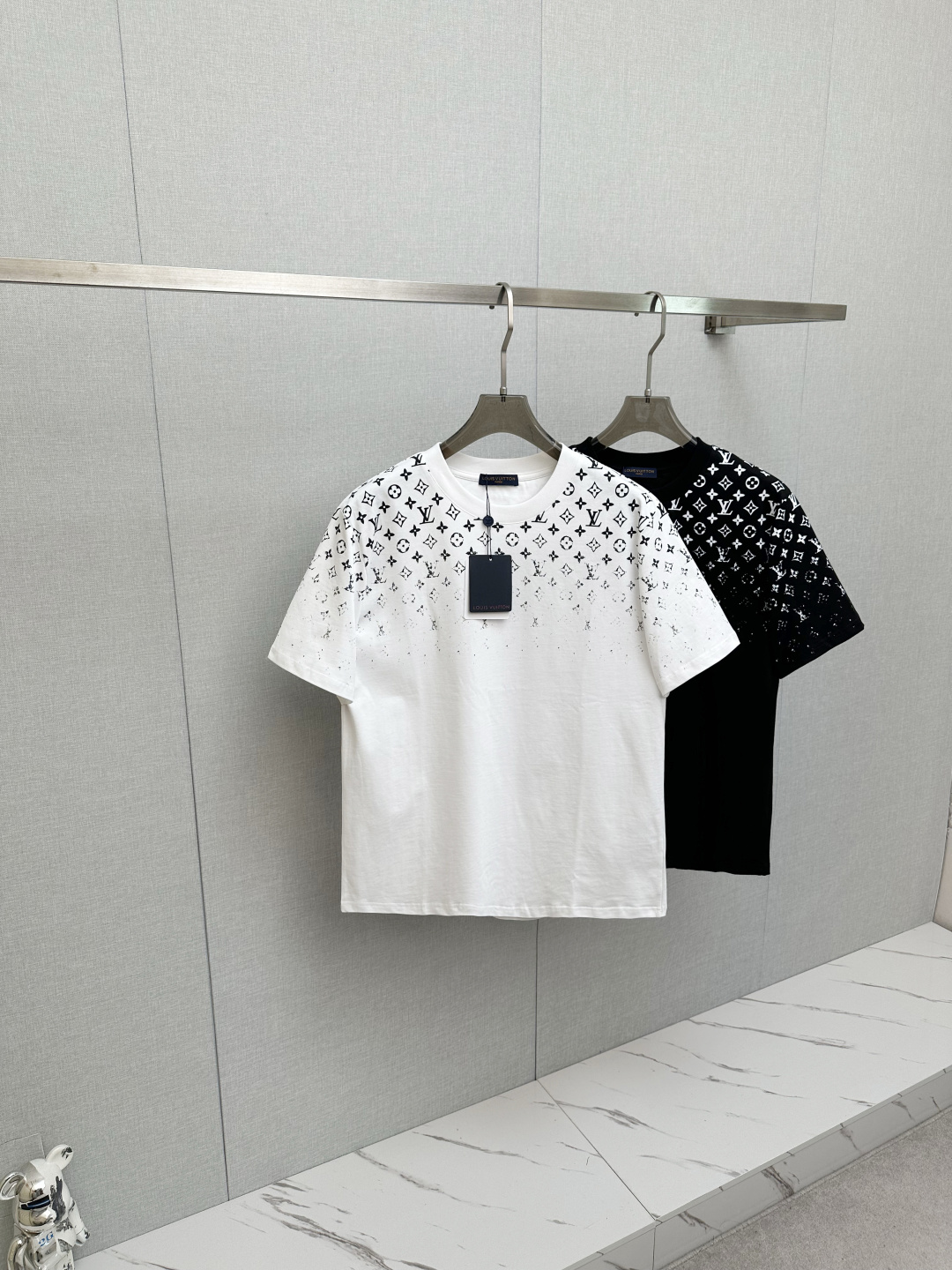 NO:745415,Lujia 26s new short-sleeved T-shirt. Same style for men and women. Customized fabric. Soft and breathable, super comfortable for daily wear! Simple and recognizable. It is fashionable to match casual pants or jeans. It belongs to the LV classic series, fashionable and practical, and a must-have for fashionistas! All three standards!  Color black. White. Size S-2XL,,louis vuitton,louis vuitton,louis vuitton,jeans,T-shirt,tees,t-shirt,19860909驴家 26s新品短袖T恤.男女同款 定制面料 柔软透气,日常穿着超舒适!简约又有辨识度.随便搭配休闲裤或牛仔裤都很时髦.属于LV经典系列,时尚实用,潮人必备!三标齐！颜色黑色.白色. 码数S-2XL,,louis vuitton,louis vuitton,louis vuitton,jeans,T-shirt,tees，t-shirt,,Men's clothing