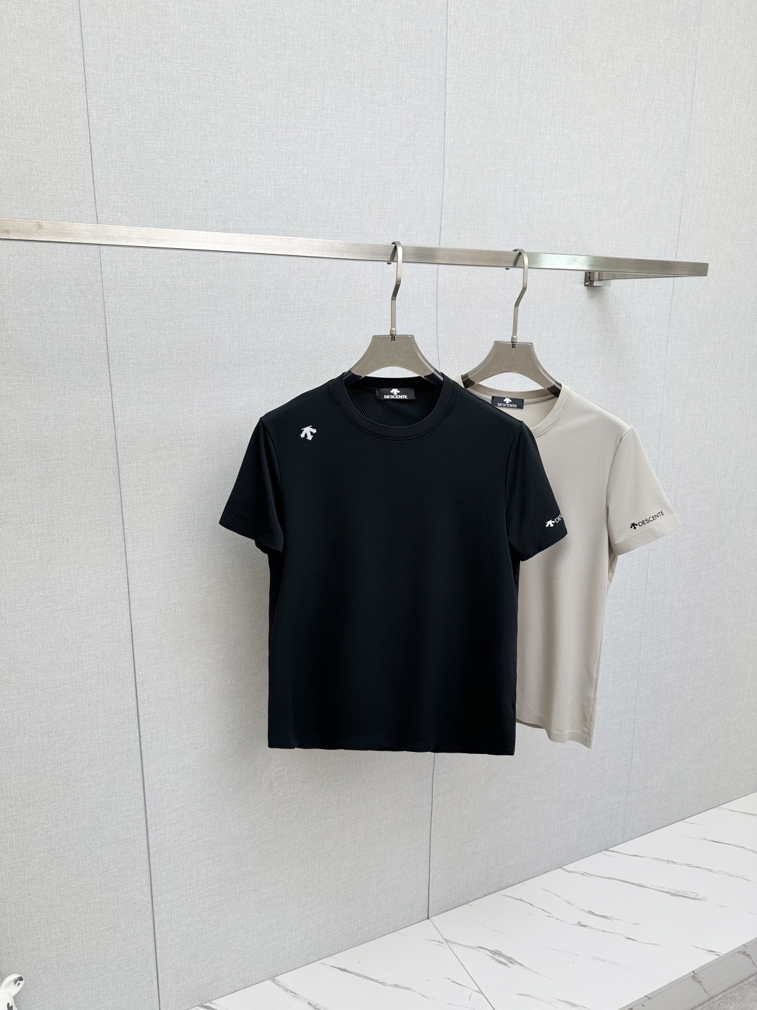 NO:727673,Support Descente's new round-neck short-sleeved T-shirt after the new year. Customized fabric, simple, fashionable and exquisite, reducing age, color matching, comfortable and refreshing, skin-friendly, delicate and soft, same style for men and women, black khaki, size 46-54,, T-shirt, tees, t-shirt,19860909支持年后迪桑特新款圆领短袖T恤 定制面料,简约时尚精致,减龄百,色彩搭配舒适清爽, 亲肤细腻柔软, 男女同款 黑色 卡其 尺码 46-54,,T-shirt,tees，t-shirt,,Men's clothing