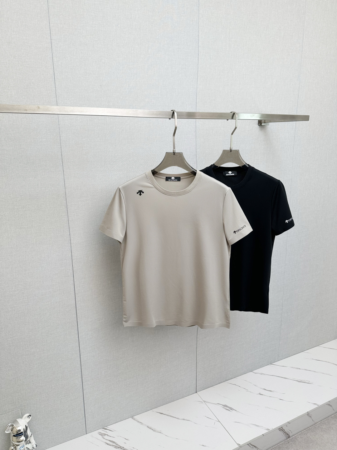 NO:745397,Descente's new round neck short-sleeved T-shirt, customized fabric, simple, fashionable and exquisite, age-reducing, comfortable and refreshing color matching, skin-friendly, delicate and soft, same style for men and women, black khaki, size 46-54,, T-shirt, tees, t-shirt,19860909迪桑特新款圆领短袖T恤 定制面料,简约时尚精致,减龄百,色彩搭配舒适清爽, 亲肤细腻柔软, 男女同款 黑色 卡其 尺码 46-54,,T-shirt,tees，t-shirt,,Men's clothing