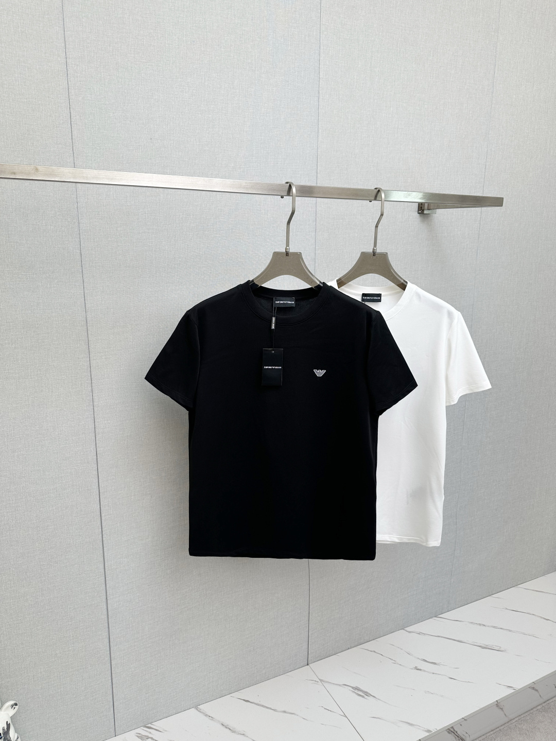 NO:727666,Support Armani's 2025 spring and summer new models for the first time in the new year, the latest round-neck short-sleeved counters, high-end customization, and avant-garde and fashionable designs!  Classic brand logo heavy craftsmanship design (customized mercerized pearl fabric. Contains mulberry silk. The mercerized pearl fabric feels soft and delicate, has good gloss, and the overall texture is superb. This model uses a pearl mesh structure to have good breathability and moisture absorption, making it comfortable and dry to wear. It also has certain wrinkle resistance and color fastness, and is not easy to deform and fade). It feels soft to the touch. Comfortable to wear. Counter-level exquisite stitching. Fine workmanship. The upper body effect is incomparably handsome!  A must-have item for a stylish man!  Size S-2XL,,armani,T-shirt,19860909支持年后 阿玛尼 2025春夏新款首发专柜最新款圆领短袖 高端订制 设计前卫时尚！经典品牌logo重工艺设计（定制丝光珠地面料.含桑蚕丝. 丝光珠地手感柔软细腻,光泽度好,整体质感超赞.此款选用珠地网眼结构使其具有良好的透气性和吸湿性,穿着舒适干爽,同时还具备一定的抗皱性和色牢度,不易变形和褪色）手感柔软.穿着舒适.专柜级别精致车线.做工精细.上身效果无敌帅气！型男必备单品！码数S-2XL,,armani,T-shirt,,Men's clothing