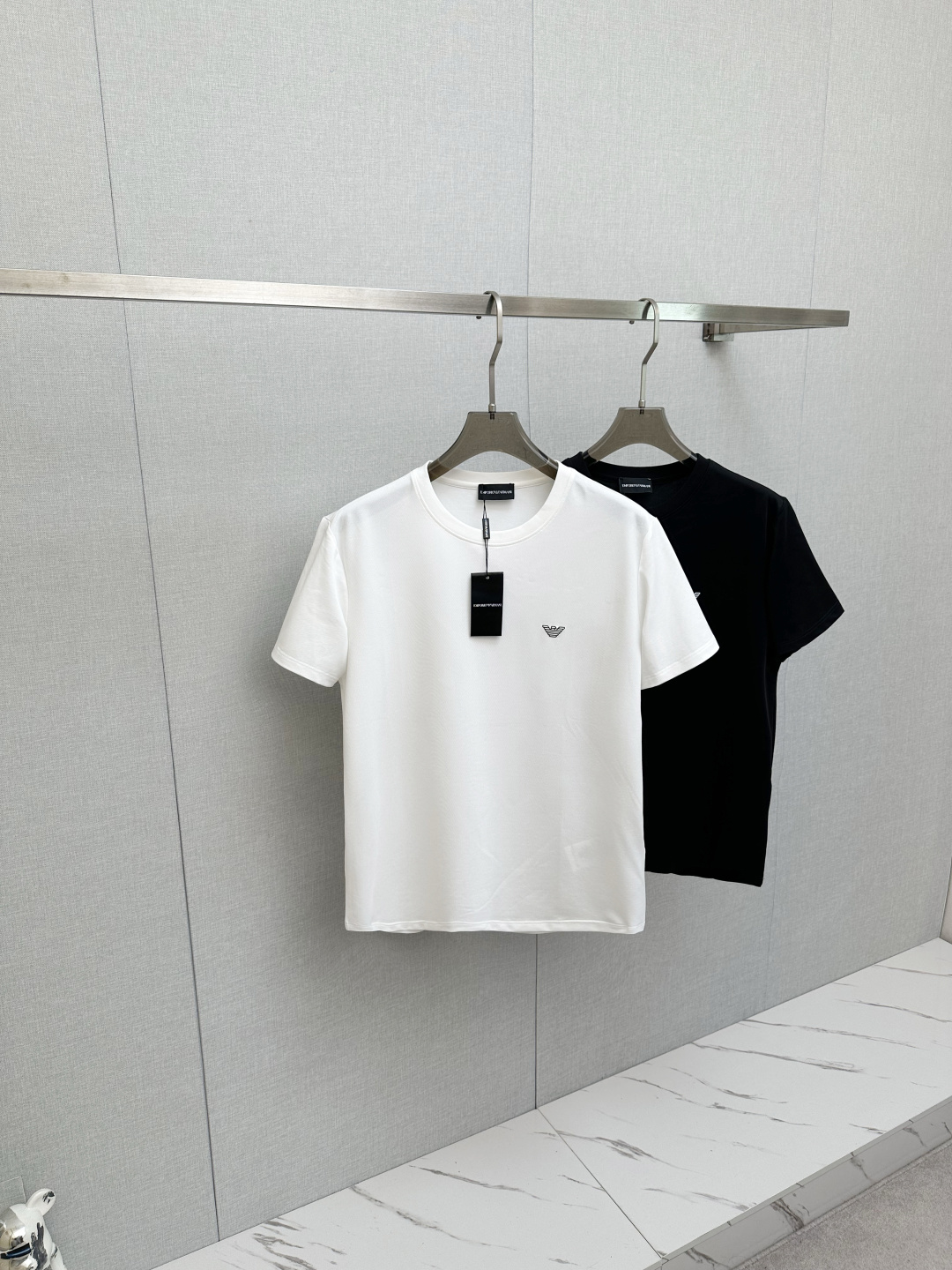 NO:745400,Armani's 2025 spring and summer new models debut at the counter, the latest round neck short-sleeved high-end custom design, avant-garde and fashionable!  Classic brand logo heavy craftsmanship design (customized mercerized pearl fabric. Contains mulberry silk. The mercerized pearl fabric feels soft and delicate, has good gloss, and the overall texture is superb. This model uses a pearl mesh structure to have good breathability and moisture absorption, making it comfortable and dry to wear. It also has certain wrinkle resistance and color fastness, and is not easy to deform and fade). It feels soft to the touch. Comfortable to wear. Counter-level exquisite stitching. Fine workmanship. The upper body effect is incomparably handsome!  A must-have item for a stylish man!  Size S-2XL,,armani,T-shirt,19860909阿玛尼 2025春夏新款首发专柜最新款圆领短袖 高端订制 设计前卫时尚！经典品牌logo重工艺设计（定制丝光珠地面料.含桑蚕丝. 丝光珠地手感柔软细腻,光泽度好,整体质感超赞.此款选用珠地网眼结构使其具有良好的透气性和吸湿性,穿着舒适干爽,同时还具备一定的抗皱性和色牢度,不易变形和褪色）手感柔软.穿着舒适.专柜级别精致车线.做工精细.上身效果无敌帅气！型男必备单品！码数S-2XL,,armani,T-shirt,,Men's clothing