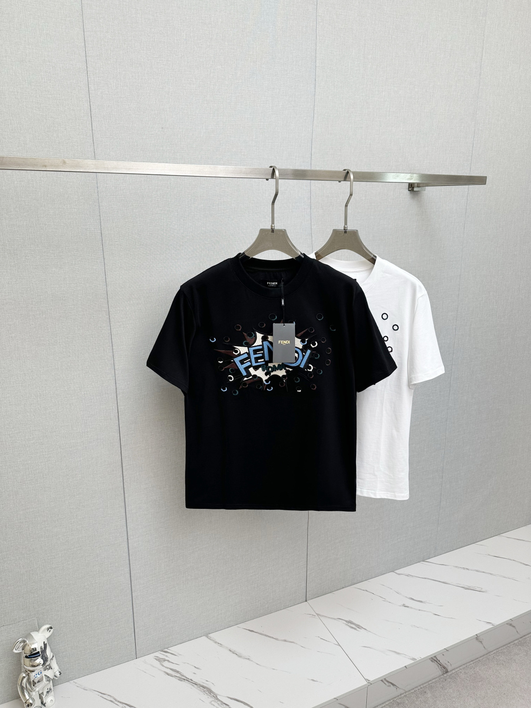 NO:727694,Support Fendi, 2026 FW early spring standard fit short-sleeved round neck T-shirt. Made of pure cotton. The front is embroidered with a customized contrasting FE*DI Boompop pattern, and the detailed design is inspired by the Falena Dots pattern of the series. The back is decorated with the brand's exclusive turtle back design. Washing method is only dry cleaning or wrapped in a laundry bag. Quick machine wash in cold water on the reverse side, let dry and iron at medium temperature!  Avoid vigorously wringing and washing in a heated machine!  Size S-2XL,,fendi,T-shirt,tees,t-shirt,19860909支持年后Fendi,2026FW早春标准版型短袖圆领T恤.纯棉材质.正面绣有定制的撞色FE*DI Boompop图案,细节设计灵感源自该系列的Falena Dots图案.后背饰有品牌专属龟背设计 洗涤方式仅限干洗或洗衣袋包裹反面冷水快速机洗晾干后中温熨烫！忌大力拧干及加热机洗！ 尺码S-2XL,,fendi,T-shirt,tees，t-shirt,,Men's clothing