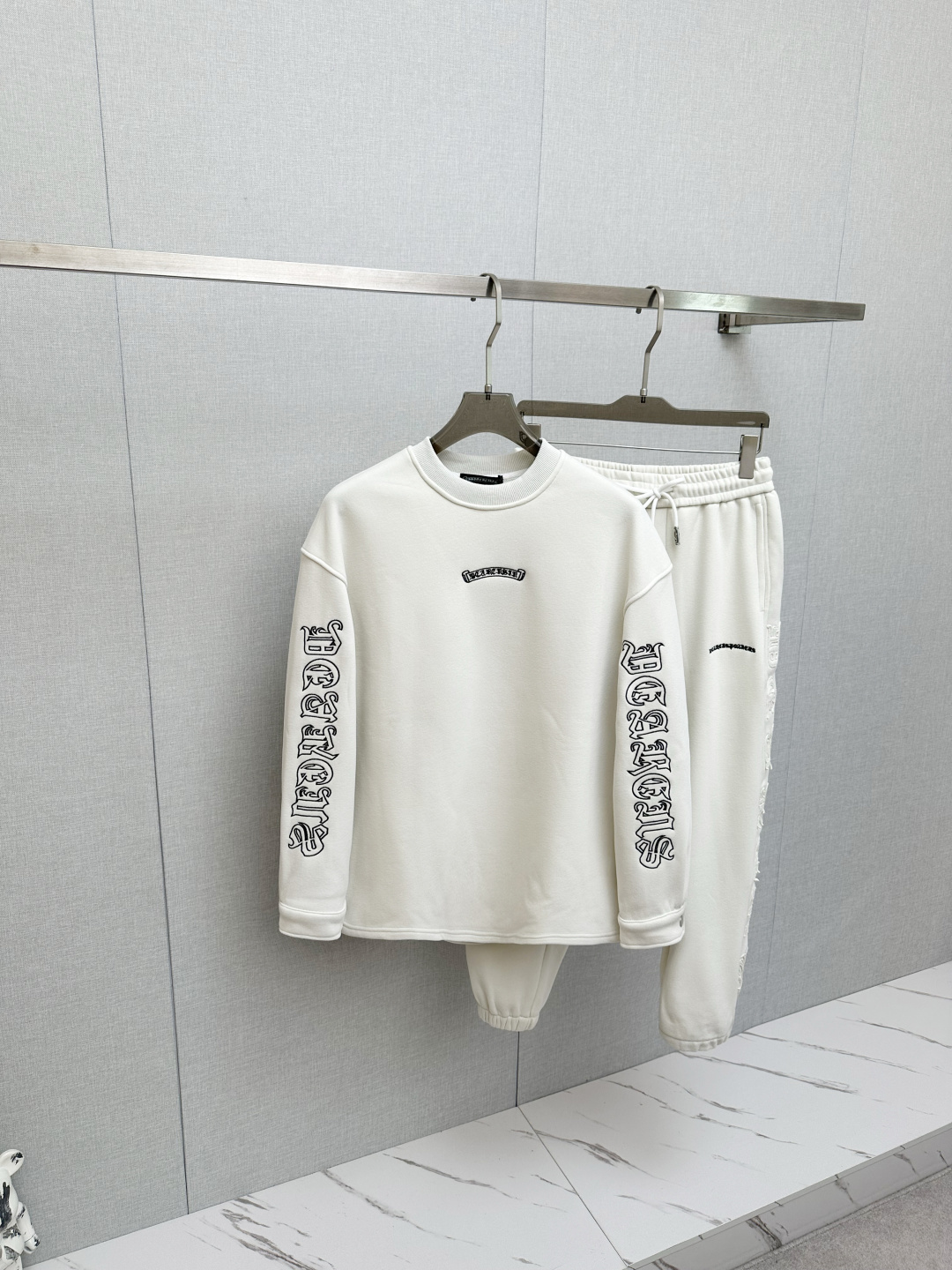 NO:712538,Tops and pants 250 Croxin's new casual suit, with exquisite and high-end details, full of high-end feeling. Customized high-end fabrics, the upper body is crisp and stylish, comfortable and not tight. The clean and neat tailoring is full of urban style, and you will feel good when you wear it. It is the first choice for high-end fashion people, and the upper body effect is super good-looking!  Code number: M-3XL,,chrome hearts,19860909上衣 裤子250 克罗心新款休闲套装,细节精致高级,高级感满满.定制高端面料,上身挺括有型,舒适不紧绷.干净利落的剪裁都市风十足,穿上心情就好,高端潮流时尚人士首选,上身效果超级好看！码数:M-3XL,,chrome hearts,,Men's clothing